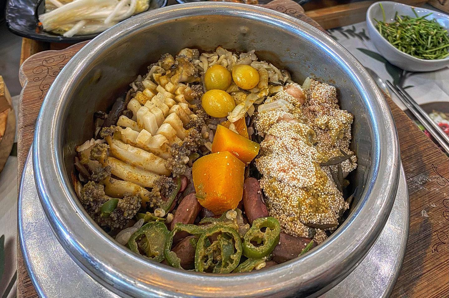 일명 소식좌도 이곳만 방문하면 대식좌가 된다는 강화도에 위치한 #맛을담은강된장 이라는 곳 입니다 !!🐷
한식을 좋아하는 저는 이곳 저곳 쌈밥과 솥밥등을 찾아 맛집탐방을 다니곤 했는데 아는 지인에깨서 꼭 가보라며 추천을 해주신 덕으로 작년에 이곳을 처음 방문하게 되었었습니다.. 
그 후 2번째 방문이네요🐷😝
정말 건강한 한끼를 맛있게 즐길 수 있는 곳 입니다 !! 
강화 현지인들과 한식을 좋아하는 한식좌들 사이에선 입소문이 자자한 곳 이더군요 !!!!! 
저는 가장 베스트 세트메뉴인 전복영양밥 세트를 먹었는데 ..!!!
명란과..전복..우렁..톳..각종 영양식들이 어우러져 우렁 된장을 비벼먹으니 천국이 따로 없었었습니다🥹🥹🫶🏻🫶🏻🫶🏻
달래장을 비벼먹어도 너무 맛나고 우렁된장을 비벼먹어도 너무 맛나 저는 한번에 모든 양념을 비비지 않고 한숟갈 한숟갈에 양념장을 올려먹으며 음미 했던 것 같네요🤣🤣🤣
같이 간 지인이 말하기를 분명 저는 맛을 음미하며 느끼고 있던것 같았는데 소 되새김질 하냐며.. 이만만됬음 .. 믹서기로 간것처럼 죽이 됬을 거 같으니 이만 삼키라 하더군요🤣🤣 다음에 또 오자면서요 🤣🤣 웃기지만 조금 창피하기도 했답니다 ㅋㅋㅋㅋ
반찬 종류도 다양하니 많고 맛도 정말 끝내줍니다 !!🤤🤤🤤
(반찬과 쌈은 무한리필이니 셀프바를 이용하시면 됩니다!!!)
인천과 경기,서울 근교니 다들 한번씩은 꼭꼭꼭 방문해보셨음 좋겠어요 !!! 주변 예쁜 카페들도 많이 생겼다라고요👍👍
드라이브나 여행겸 강화도를 방문하게 되시면 꼭한번 방문해보시길 강⭐️추⭐️강⭐️추 드립니다!!!!🐷🐷🐷

🔎 인천 강화군 화도면 해안남로 1164 강화군 화도면 사기리 320

✔️평일10:00~19:00
(15:00~15:30 브레이크타임)
✔️주말9:00~20:30
 (라스트 오더 19:30분)

*꿀팁* 주말 점심시간이나 사람이 몰리는 식사시간에 가면 대기를 할 수 있기 때문에 식사시간을 약간 피해가시면 대기 없이 바로 맛있는 솥밥을 맛 보실 수 있습니다 !!!!

✔️단체석, 예약, 포장, 주차 가능

✔️ 0507-1430-9396

#강화도여행맛집 #강화도솥밥 #맛을담은강된장 #내돈내산 #내돈내산맛집 #맛집후기 #어른들모시고가기좋은곳 #한식맛집 #한식추천 #솥밥 #반찬맛집 #우렁강된장 #가마솥밥 #육회비빔밥맛집 #어린이메뉴 #어른이메뉴 #소통 #먹팔 #먹스타그램🍴 #먹스타맞팔 #선팔환영 #먹스타소통 #찐소통환영 #맛집공유환영 #팔로우늘리기 #먹토리_강화도 #먹토리_인천 #먹토리픽_맛집추천 #댓글좋아요환영 #먹스타그램꿈나무의