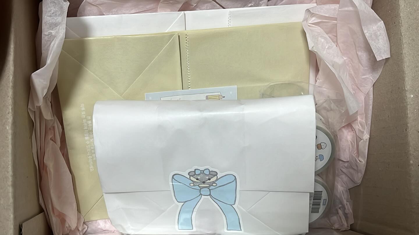 조금 늦었지만 올리는 #이벤트당첨후기  _n.hee_ 늘히작가님께서 보내주셨어요 너무 예뻐서 제 서랍에 늘히작가님칸을 추가해버렸습니다 🎀 새로 산 일기장에 늘히님이 보내주신 스티커를 바로 붙였어요 🎀
