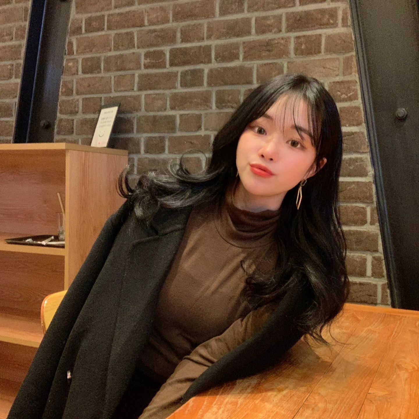 20살 이후로 제일 어두운 색이 아닐까 싶은데 맘에드니까 ㄱㄱㄹㄷㅇ!!!!
.
.
결혼식갔다가 
당구도 지고 인형뽑기로 돈 왕창쓰고 시발비용으로 어그부츠를 사서 
내통쟝은 비었지만 마음은 재미로 가득하니까 그걸로 됐어~!!!

근데 명동 길거리음식이 왜케 비싸진거에오ㅜㅜㅠ 
깜짝 놀라찌무야ㅠ 근데 맛있었으니까 #그걸로됐어 😀..

#행복주문 #크리스마스 #서울 #명동 #길거리음식 #외국인 #너무많아 #트리 #겨울 #겨울악세사리추천 #악세사리쇼핑몰 #악세사리추천 #쥬얼리 #귀걸이추천 #귀걸이 #롯데백화점본점 #나무트리 
#korea #koreangirl #seoul #myeongdong #streetfood #tree #231125