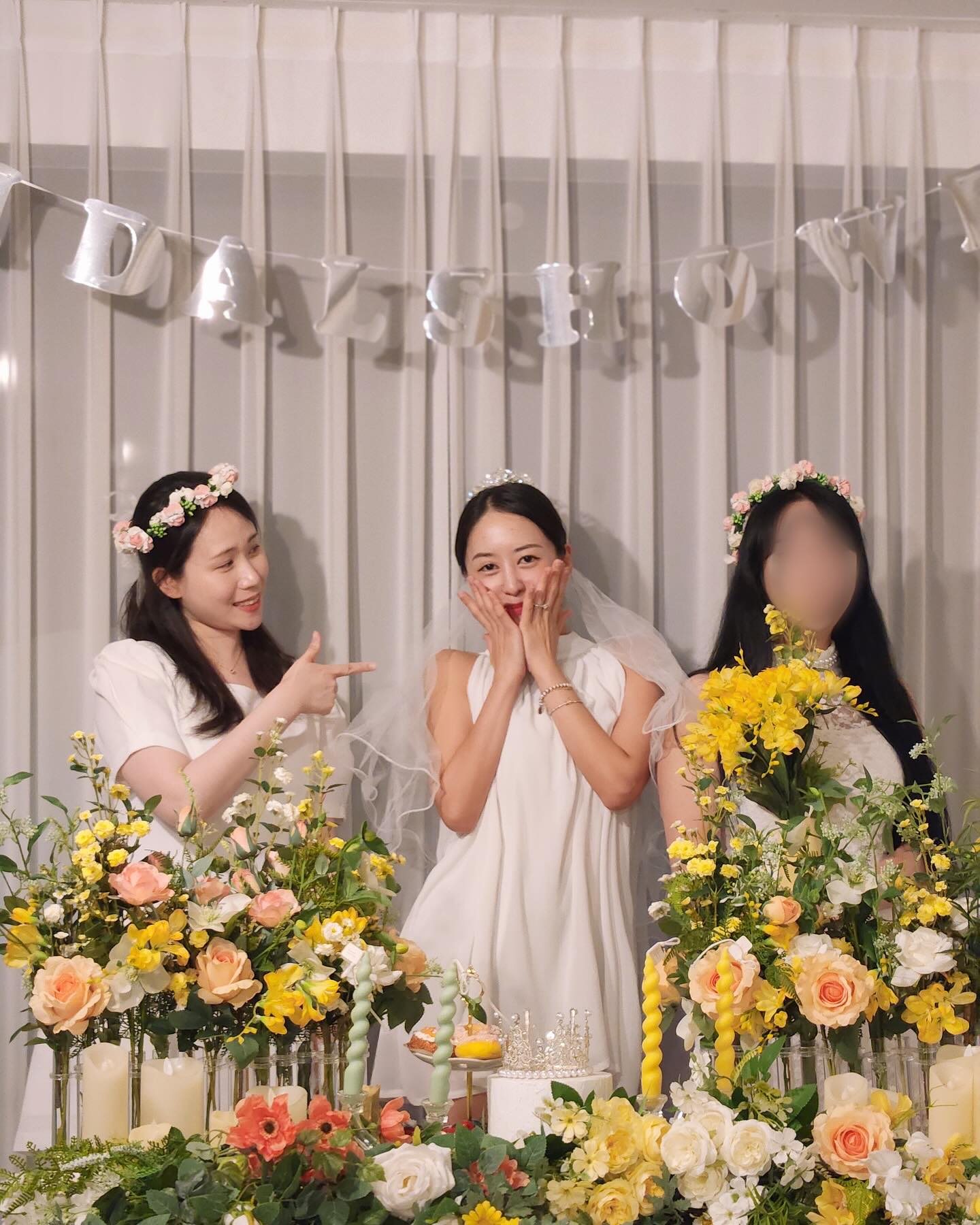 D-8 👰🏻‍♀️🤵🏻💕
으악 점점 다가와요 
저도 결혼이라는 걸 하나 봐요 🥹

늘 일찍 오는 현정이
늘 택시 타고 오는 나영이
늘 다음날 일찍 출근해야 된다는 은지
늘 지각하는 낰ㅋㅋㅋㅋㅋ 나만 오면 정신없다고 하는 아이들
16년째 변함없는 우리ㅋㅋㅋㅋㅋㅋ4랑해 

왤케 탔냐고 깜둥이 신부로 입장하게 생겼다고…..
톤업크림 추천해주실 분 계실까요 🥹