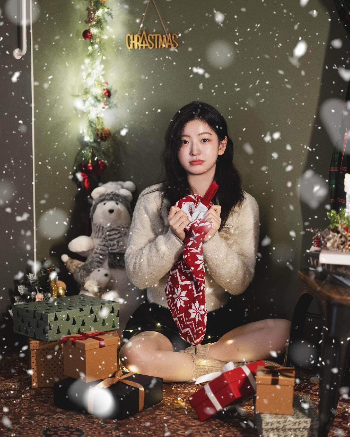 이번 크리스마스는 뭐하고 보내시나요? 
저는 출근이에요 
대신 이브때는 사랑하는 가족들과 함께 보내려고요🫶🏻
모두 따뜻한 겨울되세요🥰🥰🥰

크리스마스 스냅은 sunnyday_studio_ 
.
.
#맑은날사진관 #크리스마스스냅 #겨울스냅 #망원동스냅 #망원동사진관 #망원동스튜디오 #망원역사진관 #망원동데이트