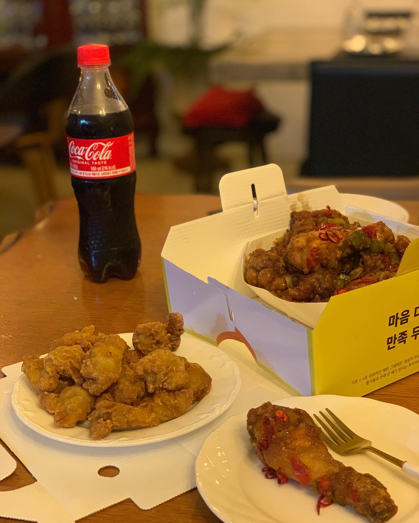 호식이두마리 치킨에서 나온 신메뉴 프리미엄 깐풍치킨 주문해서 맛보았어요:) 

매콤달콤 간장특제소스와 피망과 야채도 올라가있어서 요리같은 수라깐풍치킨이에요 매콤하면서 단짠단짠 맥주랑도 콜라랑도 와인이랑도 굿!

사이드로 닭똥집튀김이랑 치즈볼도 같이 주문했더니 양도 넉넉하고 푸짐하고 맛있어여:)

#호식이두마리치킨 #호식이 #치킨 #깐풍치킨 #수라깐풍치킨 #야식스타그램 #치킨스타그램 #신메뉴 #치킨신메뉴
