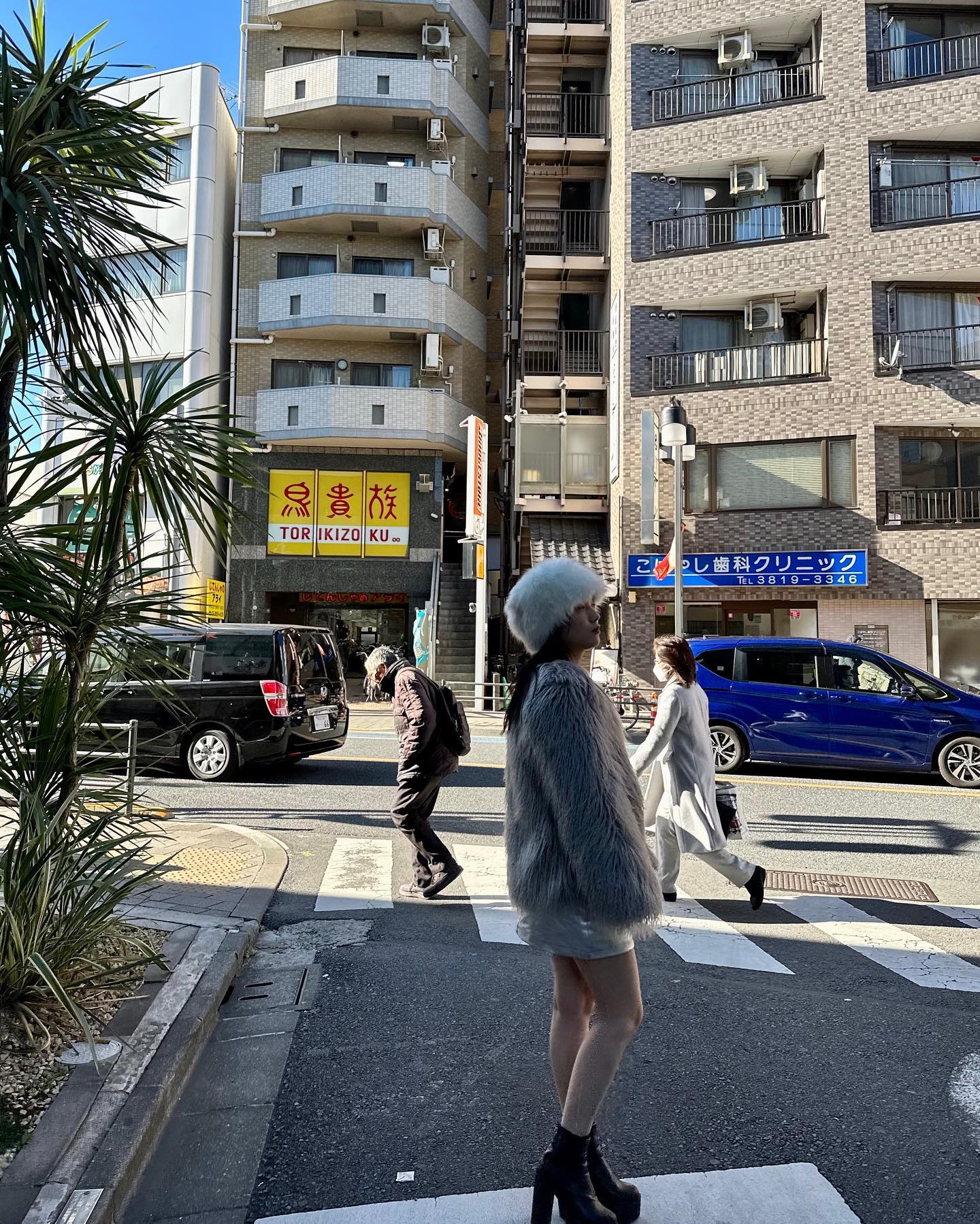 도쿄의 시부야 거리를 활보해