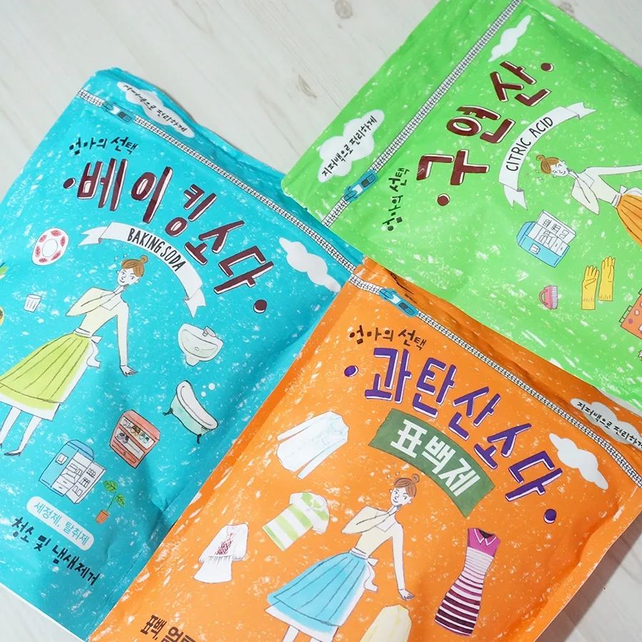 AK LOVER 제품지원

살림초보도 주부9단인척 할 수 있는 청소꿀템
엄마의선택 3종💙💚🧡

얼룩덜룩 물 때 청소는 세제 없이 구연산 녹인 물로 슥슥
기름 찌든때 가득한 후드필터는 구연산물에 베이킹소다 뿌려서 솔로 싹싹
꼬질꼬질 원단 오염제거는 과탄산소다 녹인물에 불려서 세탁하면 삶은듯 뽀얗게

청소가 쉬워지는 청소꿀템 엄마의선택 3종 200% 활용하니
반짝반짝 집안 대청소도 두렵지 않아☺️

지퍼백 타입이라 보관도 편리하니
용도에 따라 다양하게 활용해 보아요~

💚 구연산 : 물 때 청소
💙 베이킹소다 : 찌든 때, 기름 때 제거 / 청소 및 냄새 제거
🧡 과탄산소다 : 표백, 삶은 듯한 효과
.
.
.
#엄마의선택 #청소용품 #집청소 #베이킹소다 #구연산 #과탄산소다 #AKLOVER #집안청소 #대청소하는날 #청소꿀템 #청소꿀팁 #집청소중 #구연산사용법 #과탄산소다사용법