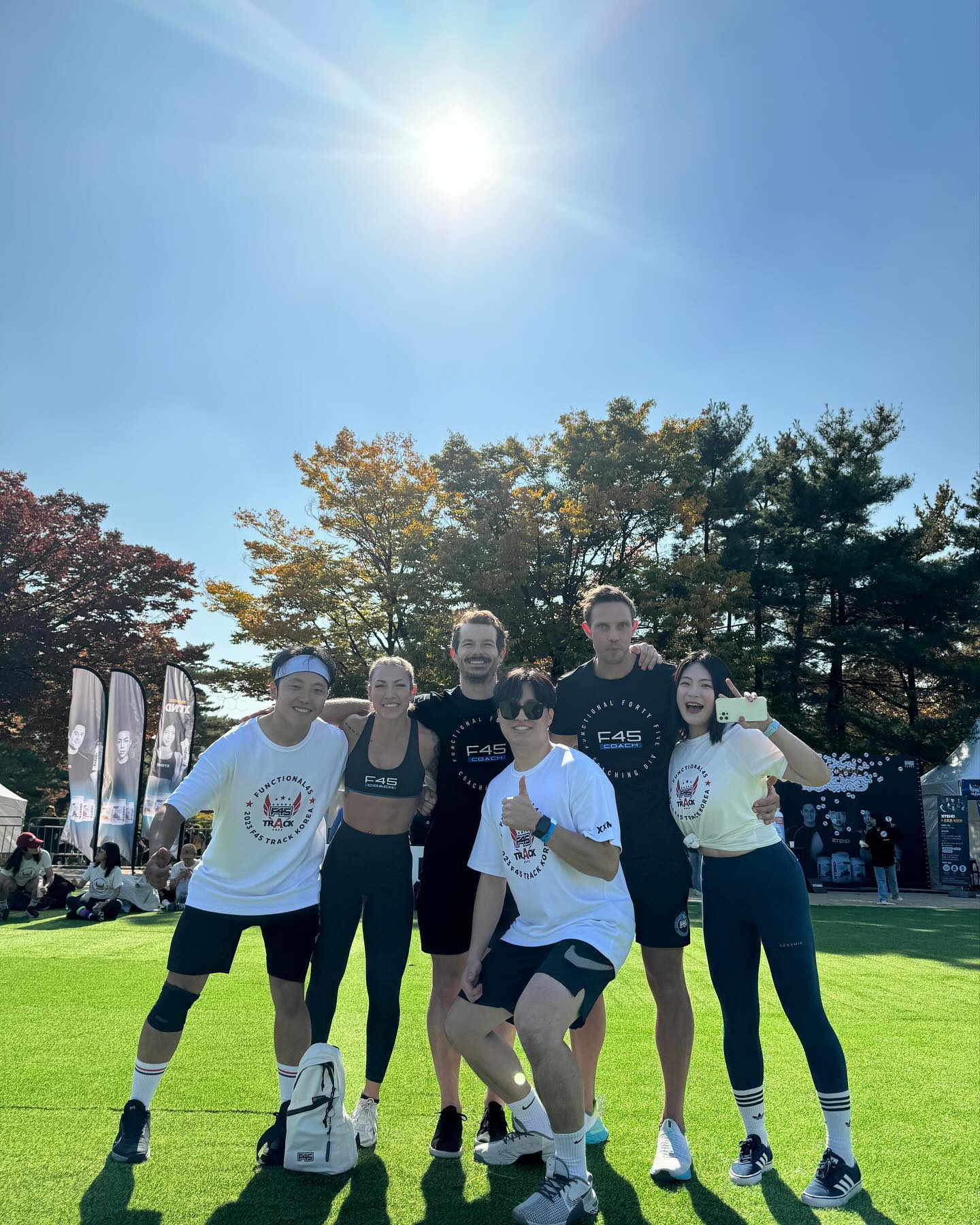 오랜만에 인사드려요😁 

먼저, 아픈 저에게 응원 연락주시고 한결같이 복귀 환영해주신 분들께 감사인사드립니다🤗

두 달 반동안 집중치료받고 직장과 다시 일상으로 돌아오게 되었습니다. 그 시작을 F45 트랙이였는데요~ 2023년 한 해를 시작하면서 결심으로 시작한 운동 F45였던 만큼 끝까지 결심한거 이뤄 나가고 싶었습니다. 그래서 아픈 와중에도 목표를 세우고 얼른 나아서 직장과 운동 그리고 일상으로 회복하자 라는 목표를 세웠습니다.

그 결과 빠르게 회복할 수 있었고, 통증도 호전이 되어서, 앞으로 관리만 잘하면 되는 단계까지 몸을 만들었습니다. 앞으로도 운동하면서 약해진부분을 더 강력하게 만들것입니다 ㅋㅋㅋ 운동을 하다가 안해서, 그리고 그동안 움직이지 못해서 살도 함께 얻었습니다 ㅎㄹㅎ 

이번에 다치고 나서 가장 힘들었던 것이은 물론 아픈것도 있었지만, 제일 큰 것은 운동을 못하는 것이였어요. 그래서, 원하던 운동을 하진 못했지만 이번 계기로 제 몸에 대한 소중한을 알게되었고요. 제가 그동안 열심히 달려온 저에게 뒤를 돌아볼 수 있는 시간도 되어서 감사하게 생각합니다. 앞으로 안다치고 열심히 다시 좋아하는 일도하고 운동도 하며 갓생을 사는 N잡러 직장인 다녤킴으로써 전진하겠습니다💪🏼👍🏻

 f45_sinsa  신사스튜디오에서 찾아뵙고 저의 긍정에너지와 퐈이팅넣으러 곧 복귀하겠습디다. 

See you soon👍🏻

#f45 #f45sinsa #일상 #복귀