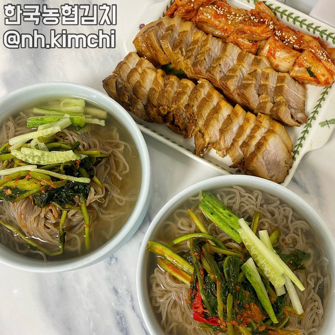 #협찬 #한국농협김치 #남도김치 #열무김치
안녕하세요:) 오늘은
한국농협김치에서 맛있는 남도김치와 시원한 열무김치를 
받아 수육과 열무냉면으로 먹어보았습니다!😋

한국농협김치는 한국에서 재배하고 기른 신선한 배추와 
고추가루, 새우젓 등 국내산재료로 
맛이 없을래야 없을수가 없다구요🤭
지역별 특색을 살린 팔도의 김치 맛 선택과
모든 김치 haccp 인증 자체 시설에서 생산으로
생산과정을 의심하지 않고 안심하고 먹을 수 있어요👍🏻 

먹을 크기만큼 썰어 나오는 김치도 있지만 저는 포기로 나온
김치가 금방 김장한것 같이 더 맛있게 느껴지더라구요~!🤤
찐 전라도 김치의 양념맛😆 
몇일 두고 먹었더니 더 맛있게 익어서
수육에 돌돌 싸먹으니 너무 꿀맛이더라구요~!💓💓
시원하면서 감칠맛 나는 젓갈향이 나는 전라도 김치❤️
열무김치도 몇일 두고 먹으니 더 맛있었어요!
아삭아삭 식감도 좋고 냉면에 올려먹으니 
시원하니 짜지않고 맛있더라구요~!😋😋😆

밥상에 무조건 올려지는 반찬 중에 하나인 김치!
농협김치맛선 구독서비스를 이용하시면
간편하고 다양한 김치를 먹을 수 있어요😋❤️
오늘도 nh.kimchi 잘 먹었습니다.🙇🏻‍♀️

#한국농협김치
#농협김치맛선
#농협맛선
#한국농협김치구독서비스
