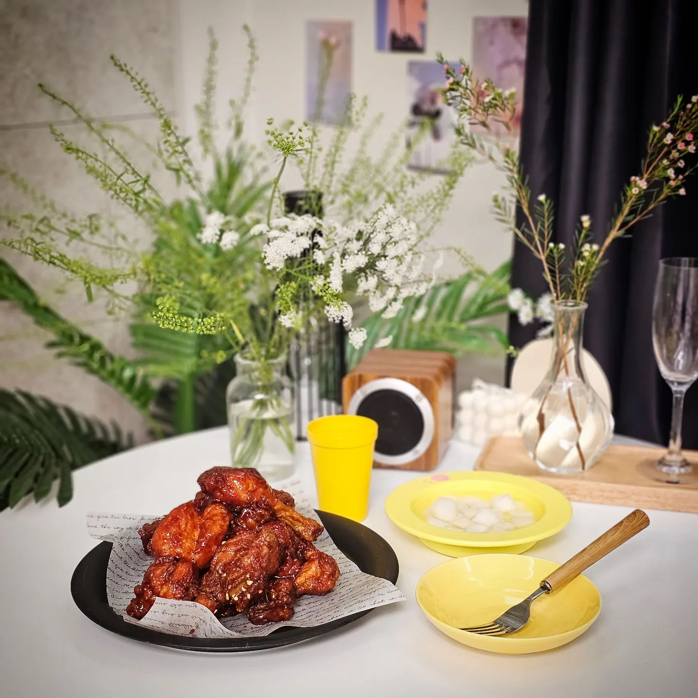 #협찬

오늘은 맛있는 BBQ치킨!!

예전 양념치킨보다 더 맛있게 보완되서
#bbq 신메뉴 양념치킨이 출시 되었어요~🥢

그래서 저희 부부도 포장해서 집에서 먹기!!

달달하면서 달콤하고 맛있는 소스맛이 양념치킨 좋아하시는 분들이라면
딱 좋아할 그 맛인데요!!

소스가 가득 들어있어
치킨 끝까지 소스 부족한함 없이
꾸덕하게 먹기 좋더라구요~🍗

오늘 맛있게 먹은 #bbq치킨

10/31까지
BBQ앱 회원 가입하고
로그인 하면 25000원 상당 쿠폰도
받을수 있으니까요
맛있는 #비비큐치킨 드셔보세요🍖

bbq_offi

#비비큐 #bbq신메뉴 #bbq양념치킨 #비비큐양념치킨 #양념치킨 #양념치킨추천 #후라이드치킨 #치킨추천 #치킨맛집 #치맥 #먹스타그램 #치킨스타그램 #이벤트