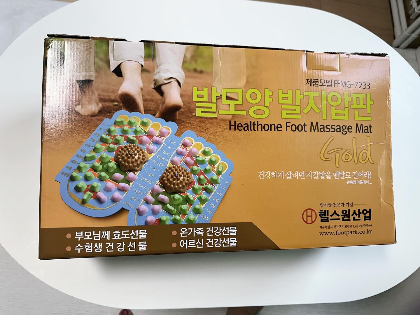 #협찬 
혈액순환이 잘 되지 않고 손발이 차서 힘들어하는 엄마 선물로 딱~!! 
발바닥에 자극을 주고 맨발로 돌을 걸으면 건강에 좋다고 하잖아요~ 근데 사실 쉽지는 않죠;;
발모양 발지압판은 무겁지 않고 어디서나 누구나 손쉽게 사용할 수 있어서 좋아요
인조자갈 지압존과 용천봉 곧기, 척추반사구 지압 요법으로 발 전체를 자극 할 수 있어서 좋아요
평상시에 짬내서 사용하기에는 사실 귀찮아지기에
쇼파 앞에 딱! 두고 티비 보면서 핸드폰 하면서 발지압하면 너무나 좋네요
하루 30분 발지압으로 건강 챙기세요~
부모님 선물로 딱! 입니다 ^^
.
.
.
#발마사지 #발지압 #지압매트 #발바닥지압 #부모님선물