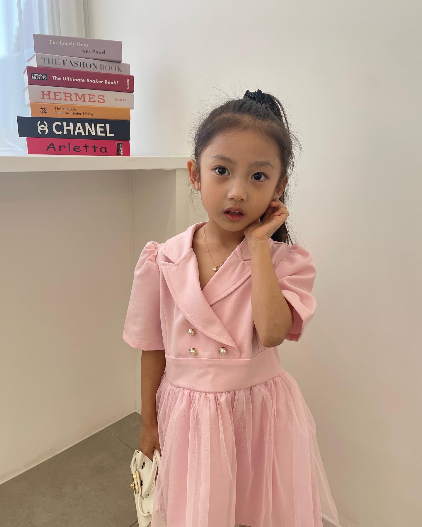 핑꾸핑꾸 제니 원피스는 
또 얼마나 사랑스럽게용ㅎㅎ

그나저나 이 여시방댕이는 
어쩌면 좋을까용💓

너무 잔망스러운 그녀🤣