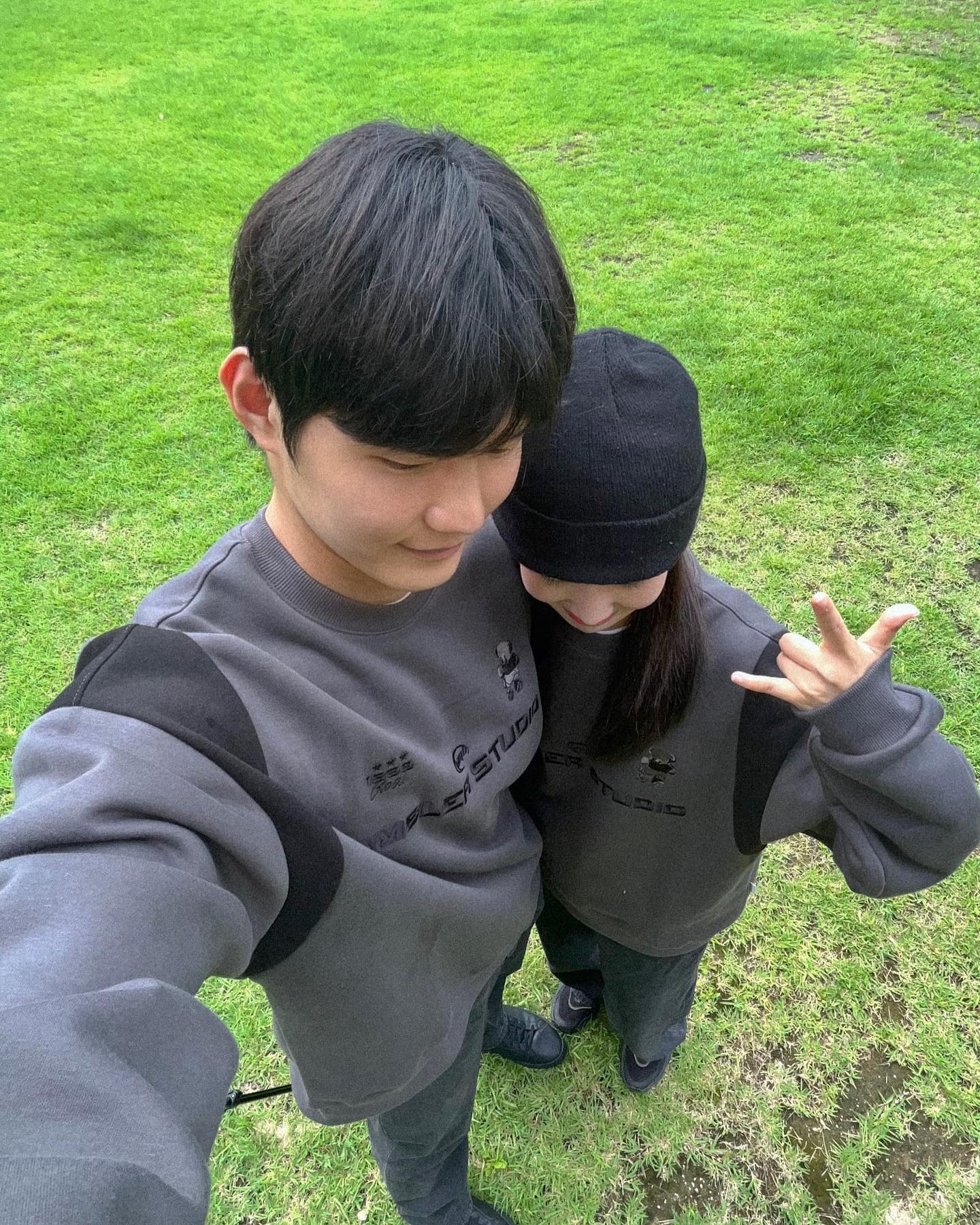 맨투맨 맛집 #엠블러

amblerkorea 에서 선물해주신 옷들은 늘 손이 자주 갑니다. 디자인과 편안함 둘 다 꽉 잡는 엠블러! 이번 F/W 기모 맨투맨 입어봤는데 역시나 이번에도 너무 맘에 들었어오! #블록코어 룩으로 연출하기에 좋을듯한 맨투맨

#ambler #디자이너브랜드 #맨투맨 #후디 #후드티 #후드 #후드티셔츠 #티셔츠추천 

또 주께서 우리가 너희를 사랑함과 같이 너희도 피차간과 모든 사람에 대한 사랑이 더욱 많아 넘치게 하사(살전 3:12)