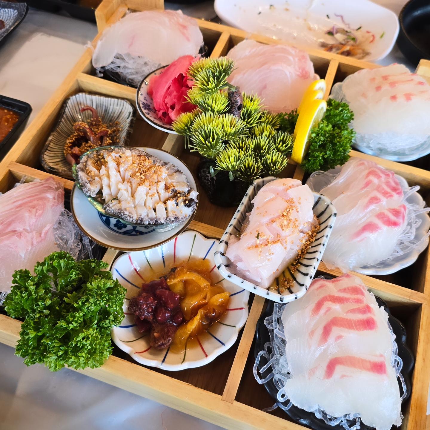 #대천해수욕장맛집 #여수어람

두툼한 회에서 전복, 멍게, 개불, 산낙지, 튀김, 매운탕까지!
광어+우럭 회 소.자 시켰는데 광어, 도미로 준비해주셨어요
성인여성 2인+6세 아이가 먹고 남을만큼 양이 많았어요

 🔖충남 보령시 해수욕장4길 22
⏰️ 매일 10:00-24:00 (마지막 주문 23:00)
☎️ 0507-1375-2367

활어회 외에도 대하, 산오징어, 석화, 꽃게, 아나고 숯불구이 등
신선하고 다양한 메뉴들이 가득하고요
초밥, 전복죽, 칼국수, 튀김, 치킨에 두루치기까지
식사류도 많으니까 아이들과 방문하기도 좋을 것 같아요👍🏻

#보령여행 #대천해수욕장맛집추천 #대천해수욕장
