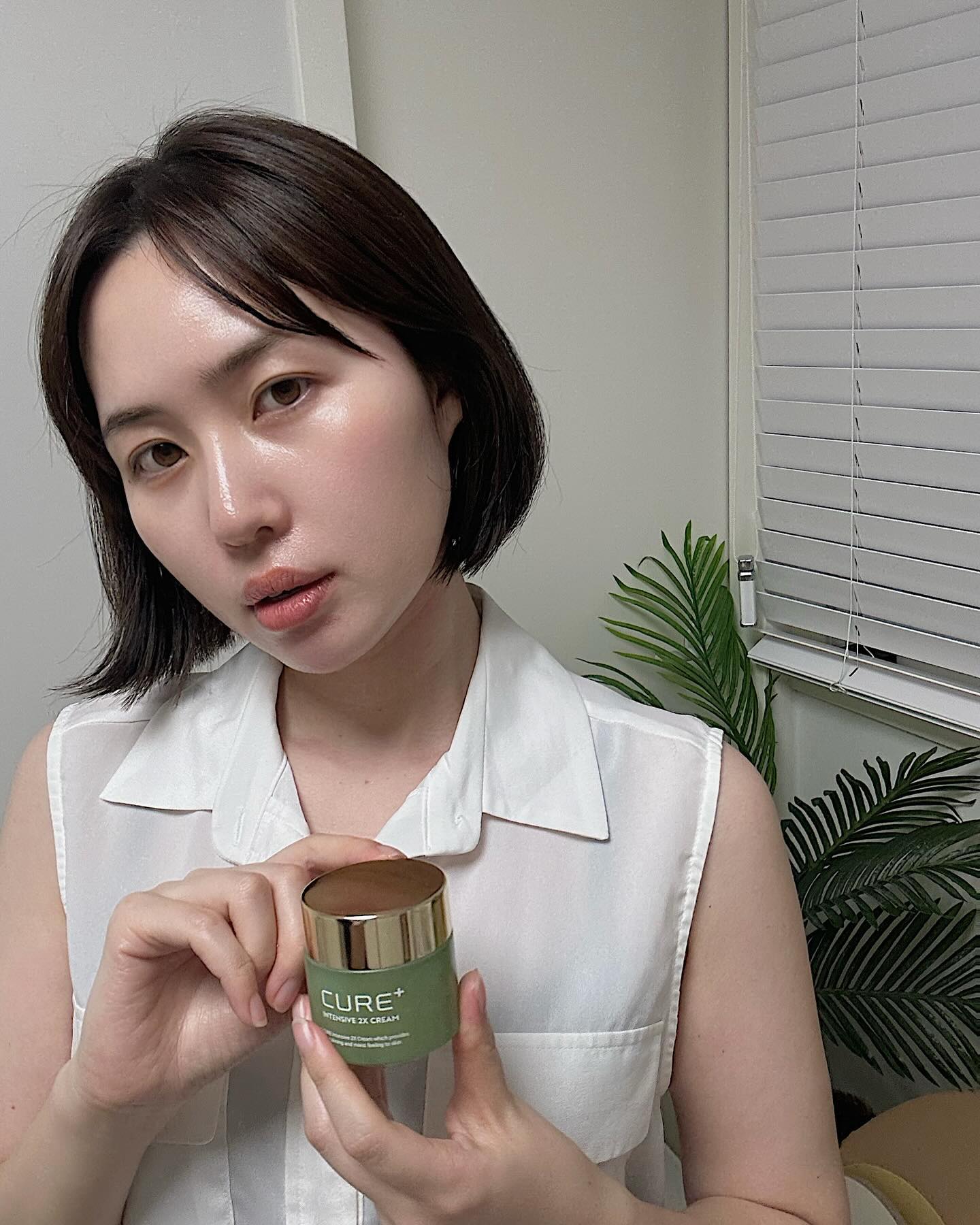 #광고 지만
피부 진정에 보습까지 꽉 잡아버린 꿀템!
누적판매량 800만병을 자랑하는 김정문알로에 큐어 2X크림💚

다른 알로에 제품들처럼 외국산, 파우더로 제품을 만드는게 아니라 <김정문알로에>는 제주도에서 직접! 기른 생알로에로 만들었다고 하는데 확실히 달라요.

멜팅밤 타입인데 꾸덕한데 피부에 닿으면 사르르 녹으며 진정과 깊은 보습을 도와줘요.
에어컨바람 맞고 거칠고 푸석했던 피부가 바로 회복 뿅!
바르자마자 바른쪽과 안 바른쪽 광채 차이가 엄청나구요?
수분감도 100시간이나 홀딩되서 엄청 오래 간다는거.. 진짜 최고야👐🏻

세포 독성 평가 완료해서 민감피부가 사용할 수 있을만큼 순해서 온 가족이 사용 가능하고
어디에나 바를 수 있는 멀티밤 타입이라 더욱 유용해요,

✅네이버 추석 선물대첩으로 저렴하게 구매하세요!
https://url.kr/jfad9j