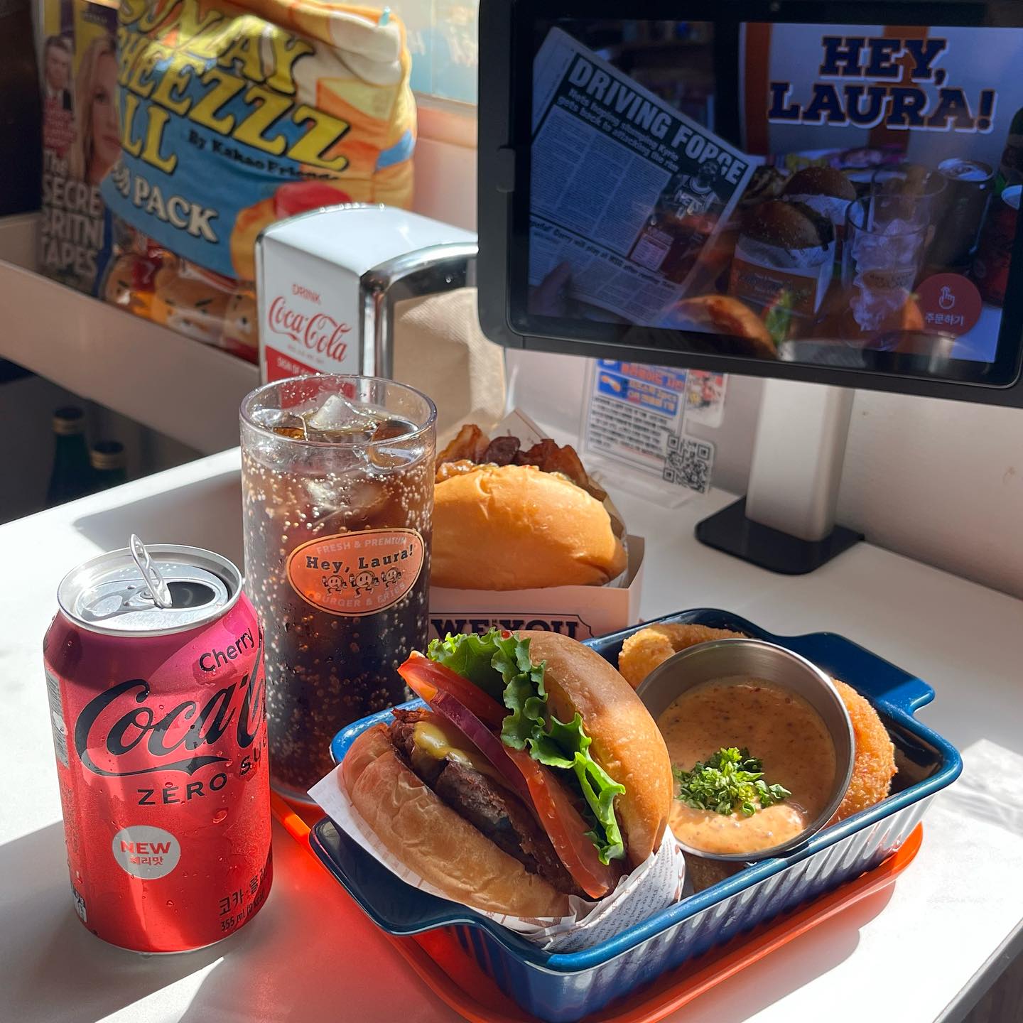 #블로그협찬 #헤이로라 #HeyLaura

망리단길맛집 헤이로라 망원동본점
정성 가득 진짜 맛있는 수제버거 🍔💫

육즙 터지는 패티에 체다치즈
아삭한 적양파와 과즙 가득한 토마토
그리고 로메인까지 
​
기본에 충실한 클래식 그 자체여서
더 맛있는 #클래식치즈버거 🥬

육즙 팡팡 가득한 패티와 베이컨
카라멜라이징 양파와 할라피뇨 피클로 맛을 낸
오직 헤이로라에서만 먹을 수 있는
시그니처 #헤이로라버거 🥓

수제로 만든 홀스레디시 마요네즈 소스는
매콤해서 어니언링이랑 넘 잘 어울려요 👍🏻

아메리카 느낌 물씬나는 햇살 가득한 공간에서
주말 느지막한 브런치로 여유 만끽! 🇺🇸

📋
헤이로라버거 11,400원
클래식 치즈버거 8,900원
1/2 어니언링 세트 + 음료 7,900원

📍 서울 마포구 포은로 112 1층 Hey Laura
☎️ 0507-1466-1996
🕐 월~금 12:00 - 21:00
(브레이크타임 15:30 - 17:00, 라스트오더 20:30)
/ 토, 일 12:00 - 21:00 (라스트오더 20:30)
🚉 망원역 2번 출구 도보 8분 거리
🚙 근처 공영주차장 유료 주차가능
⭕️ 포장, 배달, 무선 인터넷, 단체 이용 가능

#헤이로라망원동본점 #망원동맛집 #망원역맛집
#망원시장맛집 #망리단길맛집 #망원동수제버거
#놀러와체험단
