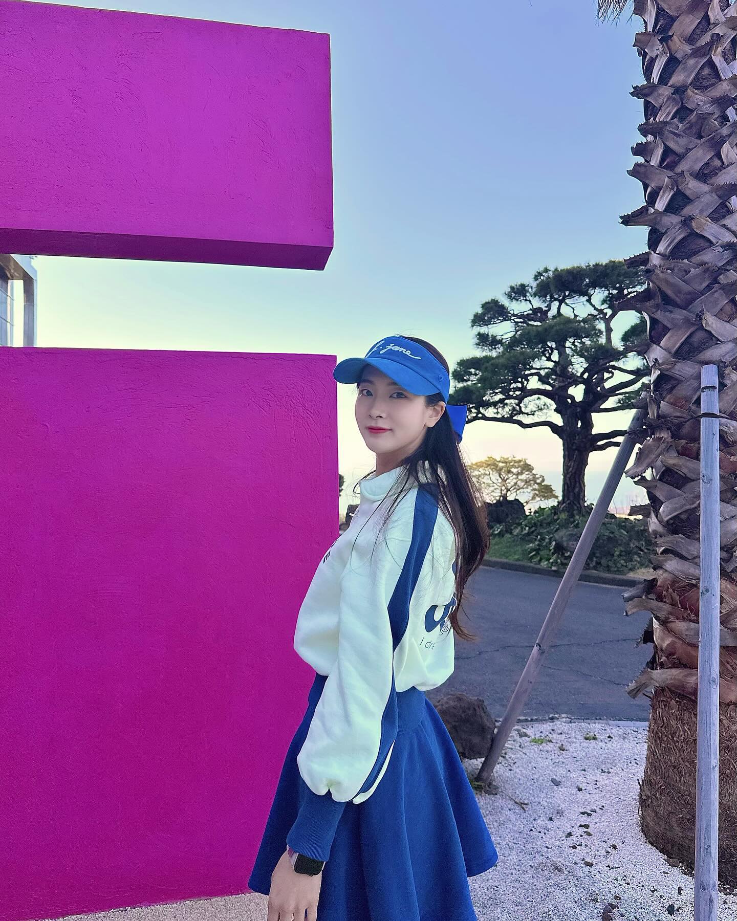 오랜만에 잔디 밝으러 총총🏌️‍♀️
클럽L 이름이 언제 볼카노로 바뀐거지🙄🙄
이름이 굉장히 강해보인다 💪
골프치기 좋은 계절 아니냐구요~ 
오늘 나의 롼딩룩  j.jane_golfwear  청량그잡채💙