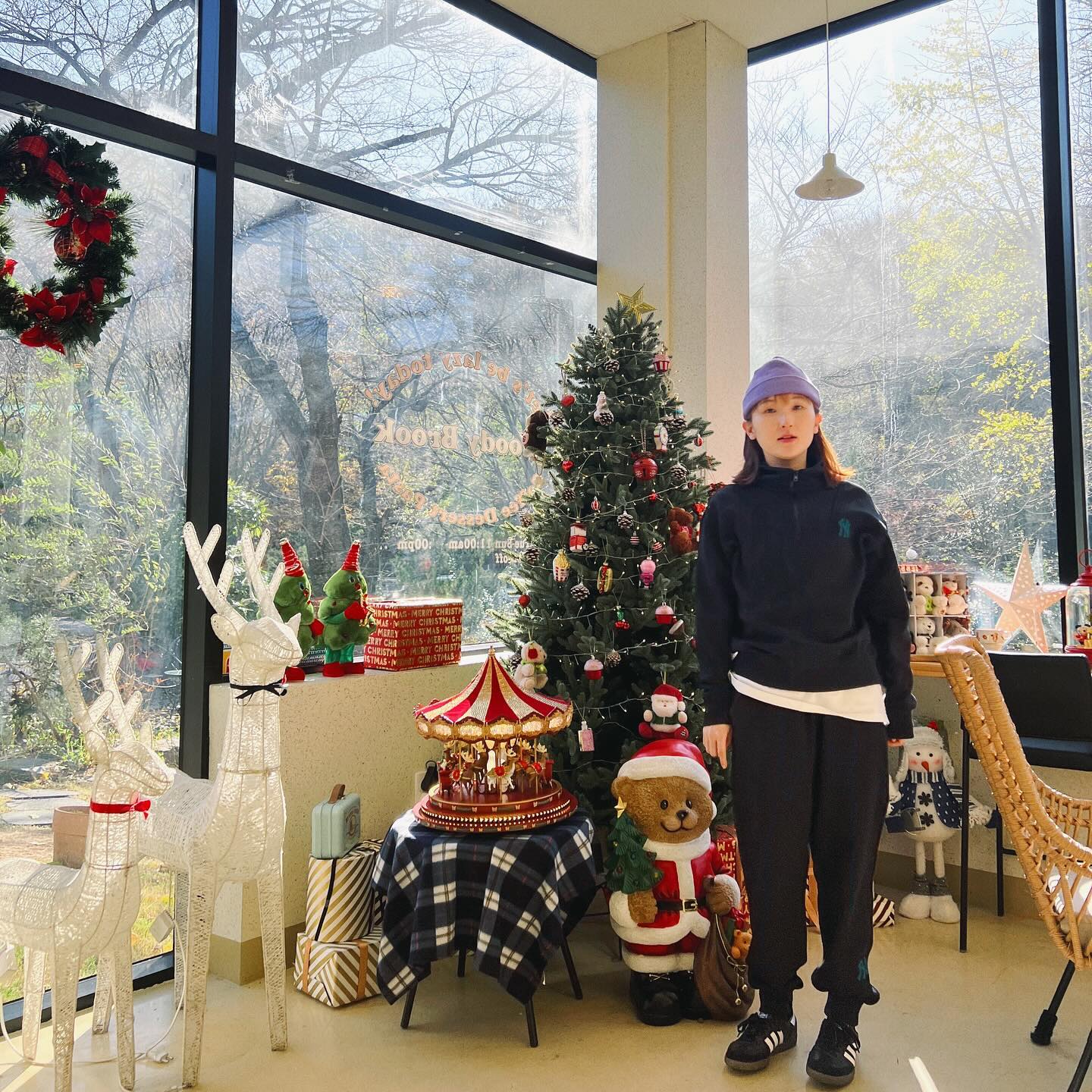 11월의 크리스마스🎄

첫 패밀리룩 대성공🤍 with mlbkorea 

#커플룩코디 #커플룩추천 #패밀리룩 #하프집업 #집업 #커플맨투맨 #트레이닝복세트 #셋업코디 #겨울코디추천 #키작녀데일리룩 #꾸안꾸패션 #옷입는사람들 #묘링룩 #패션인플루언서