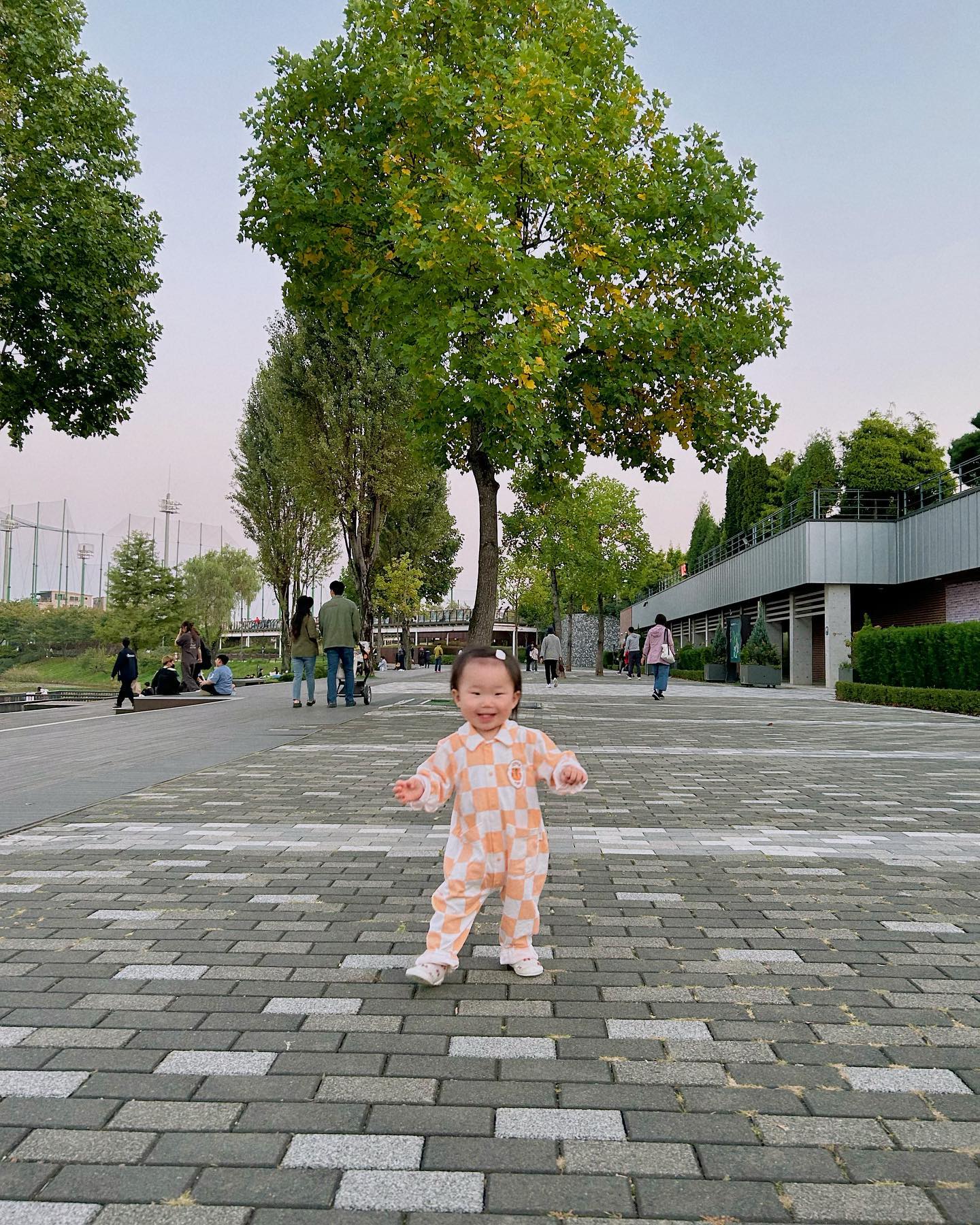 교회다녀오고 낮잠자고 밥먹고 산책하기 🌿
.
.
.
#231015
#라희는423일
#13개월26일_60주차
#외할미랑교회
#민정이모랑데이트
#서서울호수공원 
#어금니나왔어요🦷