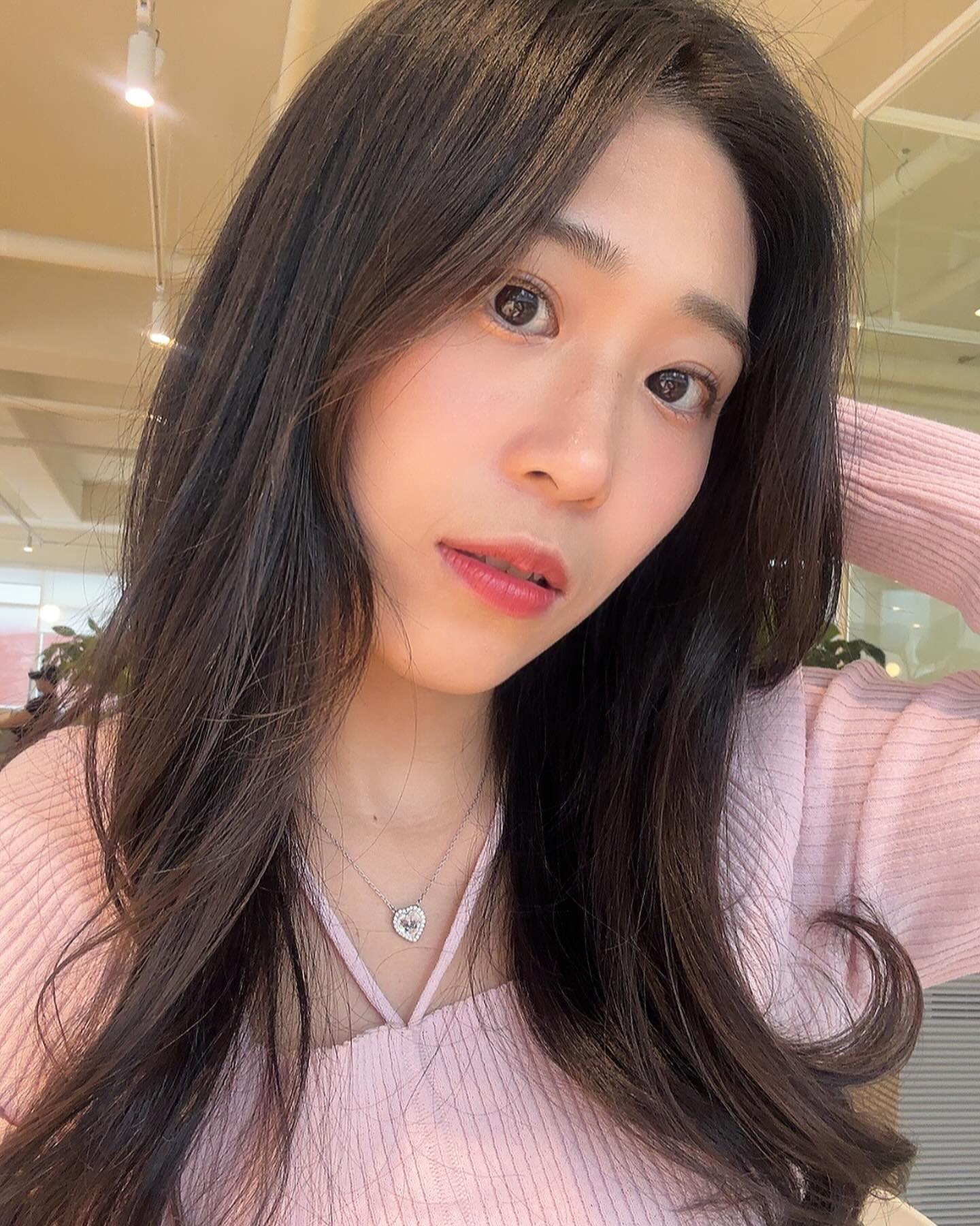 속눈썹 컬링으로 인형 같은 
눈매를 연출하고 싶다면?🌷🩷

저는 속눈썹이 긴 편이지만 
직모로 뷰러를 아무리 해도 
금방 쳐지는 스타일인데요. 

24시간 속눈썹 컬링을 유지시켜주는
보다나 속눈썹 고데기 사용 후,
마스카라로 쓰윽 발라주면 뭉침 없이 
깔끔하게 컬링 되더라고요.

하루 종일 바짝 올라간 속눈썹을 
연출할 수 있어 요즘 제 파우치 속 
필수템이네요~😍✨

#셔터브리티 #셔터 #올리브영 #올리브영셔터 
#속눈썹컬링 #아이메이크업 #촉촉립 #속눈썹고데기