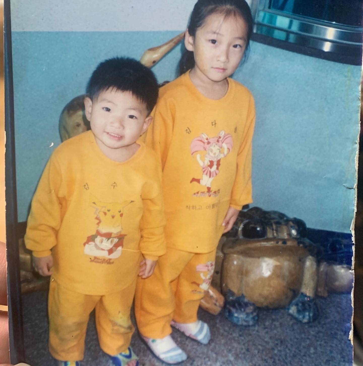 작년 4월부터 혼자였으면 
무너질것 같이 우르르 쏟아진 일들을

그만큼 단단해지겠지 하면서 마음 다스리면서도
아직 완벽히 해결되지 않은 상태에서 
또 터지고, 커지길 반복 중🌋

생일만큼은 최애제주 가고 싶었는데ㅜ
둘째 사고로 다쳐서 마음 아파하며 몇일내내 끙끙앓다가
제주여행 취소하고 동생들이랑 펜션에서 하루보내기
신혼이라 둘만 있고 싶을 때도 있을텐데
둘 다 장남 장녀라 내 마음 잘 알아서
싫은 내색없이 함께 해줘서 고맙구

(우리 고객님들두 내 일같이 마음아파하며 
조언도 해주시고, 해결하는데 손수
도움도 주셔서 너무 감사하고 든든했다🤍)

뭐든 궁금했을 법도 한데 묻지 않고
위로해주며 기다려준 친구들한테도 너무 고맙워
잊지 않고 축하해줘서 감쟈합니다
우리 둘찌도 축하해 🤍