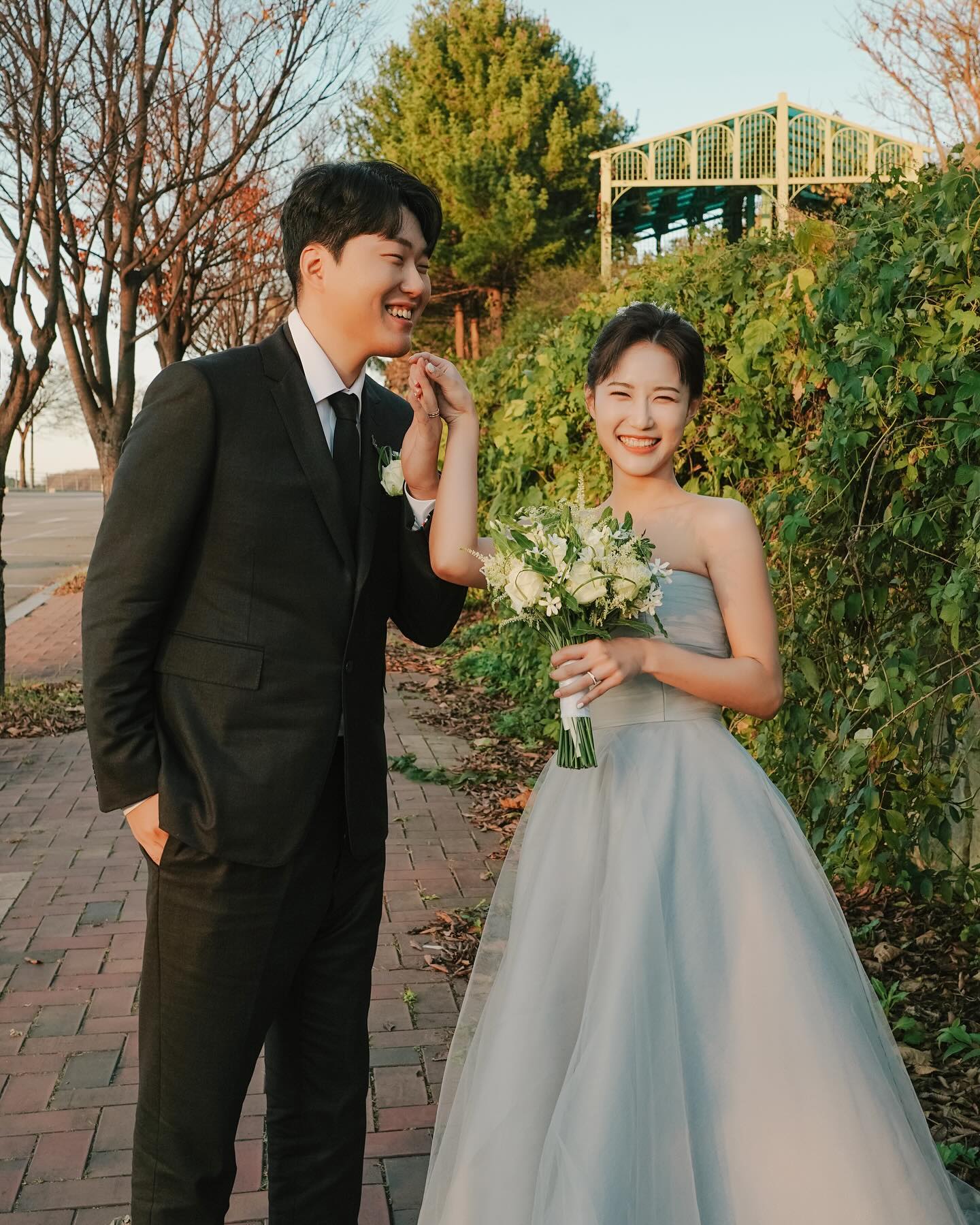 🤵🏻도훈🤍소나👰🏻‍♀️ #결혼합니다 🕊️
💍2024.05.06(월)

좋은 소식을 소중한 분들께 직접 찾아뵙고 연락드리는게 도리이지 만, 오랜만의 연락이 부담되실까 조심스러운 마음에 연락드리지 못한 분들이 많습니다. 또 일정 변경으로 급히 준비하며 놓치는 분이 있을까 염려되기도 합니다.
혹여나 ‘우리 사이에 왜 소식이 오지 않지?‘ 하는 마음이 드셨다면 그건 바로 위와 같은 이유입니다🥹

넓은 마음으로 양해해 주시고, 개인적으로 연락주신다면 기쁜 마음 감사한 마음과 함께 소식 전하겠습니다.💕
저희의 결혼식이 따뜻한 소식으로 전달되길 바라며,
귀한 걸음으로 저희의 새로운 시작을 축복해 주시는 분들과,
먼 곳에서도 축하의 말씀 전해주시는 모든 분들의 마음
잊지 않고 행복하게 잘 살겠습니다.

신랑 김도훈, 신부 김다소나 올림🩵

📷 liebe_snap (웨딩)
📷 hee._film (데이트스냅)