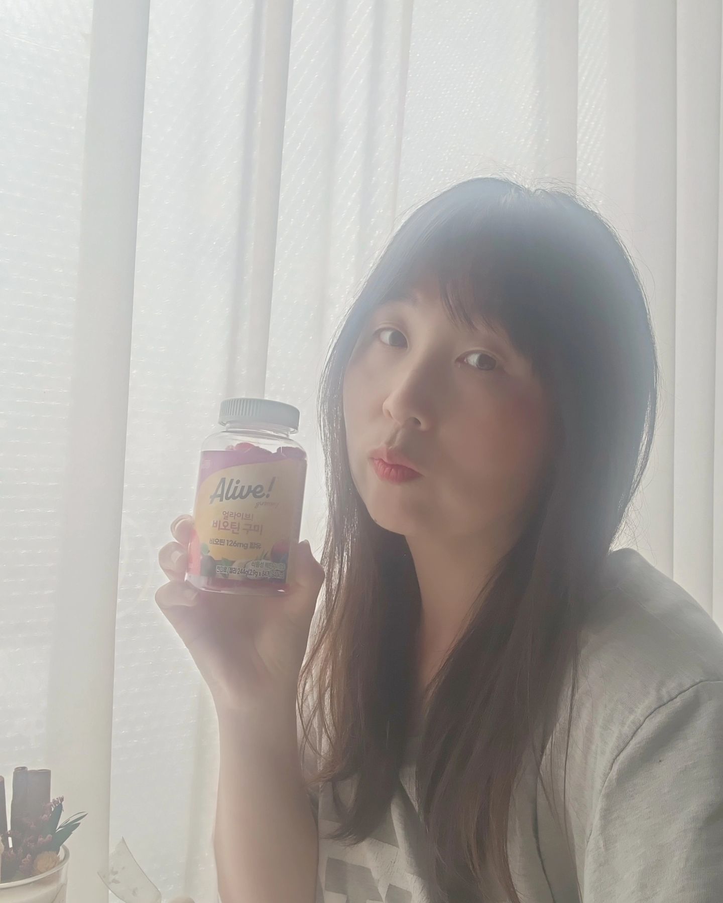 #협찬 #얼라이브비오틴구미

제가 요즘 얼라이브비오틴구미 챙겨먹어요~

이너뷰티 핵심성분 고함량으로 함유되어 있어요~
(*1일 영양성분 기준치 대비)
비오틴 10,000%, 비타민C 136%, 비타민E 272% 
(*1일 영양성분 기준치 대비, 하루 2구미 섭취 기준)

이너뷰티의 대표 성분으로 유명하며,
예뻐지는 이너뷰티 비타민으로 알려져 있어요
많은 여성들에게 고민거리인 피부, 생기, 헤어,
손톱 등에 도움을 줘요~

아주 잘 익은 천연 과일(감귤류, 사과껍질 등)에서
자연발생하는 식이 섬유를 베이스로 한
건강한 구미에요

4가지 성분 무첨가
글루텐 프리, 젤라틴 프리, 
인공향료 무첨가, 인공색소 무첨가로
더 건강하고 안심할 수 있는 성분으로
챙겨먹을수 있어 좋네요👏👏

언제 어디서나 간편하게 생기 에너지 충전!
비오틴 구미

딸기맛으로 더욱 즐겁게 즐겨요😊

https://brand.naver.com/nlmall/products/10011123055

alive_vitamin75

#얼라이브구미 #얼라이브비오틴구미 
#이너뷰티 #비오틴 #비오틴추천
#비타민젤리 #비타민구미