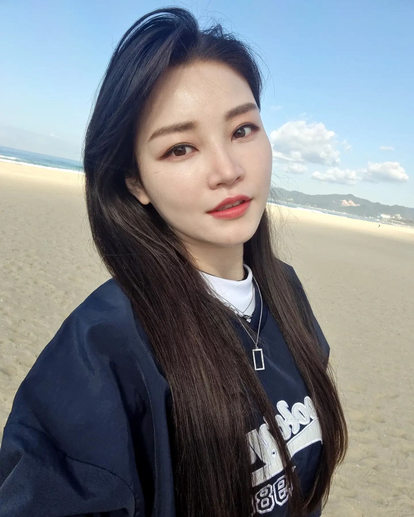여행은 언제나..💓

 VIP매거진 2023 너무 즐거웠습니다👍
전국에서 열정하나로 움직이는 대단한분들..

좋은분들과 좋은활동하는모습에 
항상 많은걸 배웁니다🙏✨

내년에는 저희도 좋은차만들어서 전시해볼께요옹 🚗🚙💨
.
.
.
#망상해수욕장 #동해 #동해여행 #동해바다 #강원도_동해 #강원도 #강원도여행 #VIP #vipmagazine 
#셀카 #셀피 #라이프스타일 #평화주의자