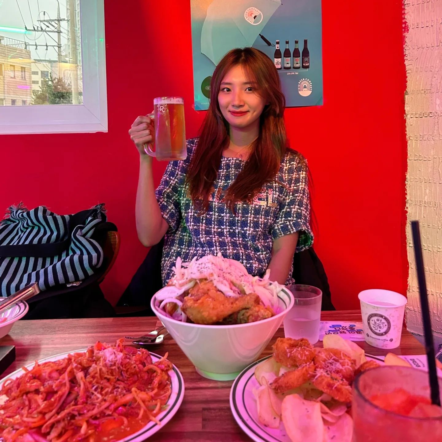 #협찬
.
생맥주&소주&병맥주가 3천원인 곳💗
.
쌍문역에 주류가 3000원인 완전 맛있는 치킨집이 생겼더라구요..💗💗

요새 물가가 너무올라서 소주,맥주한병에 5,6천원은 기본인데😭😭 3천원이라니
진짜 저처럼 술 좋아하시는 분들에게는 완전 천국인 곳이에요..💗

📍위치: 서울 도봉구 도봉로 109길 46

저희가 먹은 메뉴는!
✅️어니언 갈릭크림 반반 씬치킨(17,900원)
✅️매콤 로제 치킨 냉파스타
✅️새우링 튀김
✅️생맥주+자몽하이볼+자몽에이드

이렇게 먹었는데요! 자몽하이볼 보고 깜짝놀라버렸어용..ㅋㅋㅋㅋ 진짜 자몽이 가득가득 그리고 이게 6천원밖에 안해요!! 진짜 치탈리아 사장님 이렇게 저렴하게 파셔도 되는건가요..💗 치킨도 바삭바삭하니 너무맛있고!!
냉파스타는 처음 먹어보는거 같은데 진짜 차가우면서 묘하게 너무 맛있는거있죠..?? 새우링 튀김도 바삭바삭 하더라구용..🩵🩵 

쌍문역이 가까우시다면 쌍문역 치탈리아 완전 강추드립니당..🩵 저 생맥주 킬러인데.. 테라생맥주인건 살짝 아쉽지만 그래도 너무 맛나도라구요🍻🍻 
.
개인적인 사정으로 요새 울님들 인스타 답방이 너무 뜸했어요😭😭 반성하구..🙇‍♀️ 얼른  놀러가겠습니당..💖💖 일교차로 감기 안걸리게 조심하세용😍 그리고 쌍문역이 가까우시다면 완전 강추니 꼭 한번 가보셔용😍

#치탈리아 #쌍문맛집 #쌍리단길맛집 #씬치킨 #쌍문생맥주 #테라생맥주 #쌍문역맛집 #오늘뭐먹지 #치킨맛집 #맛스타그램 #음식스타그램 #존맛탱 #food #술스타그램 #동네맛집 #서울맛집 #맛집인정 #맛집추천