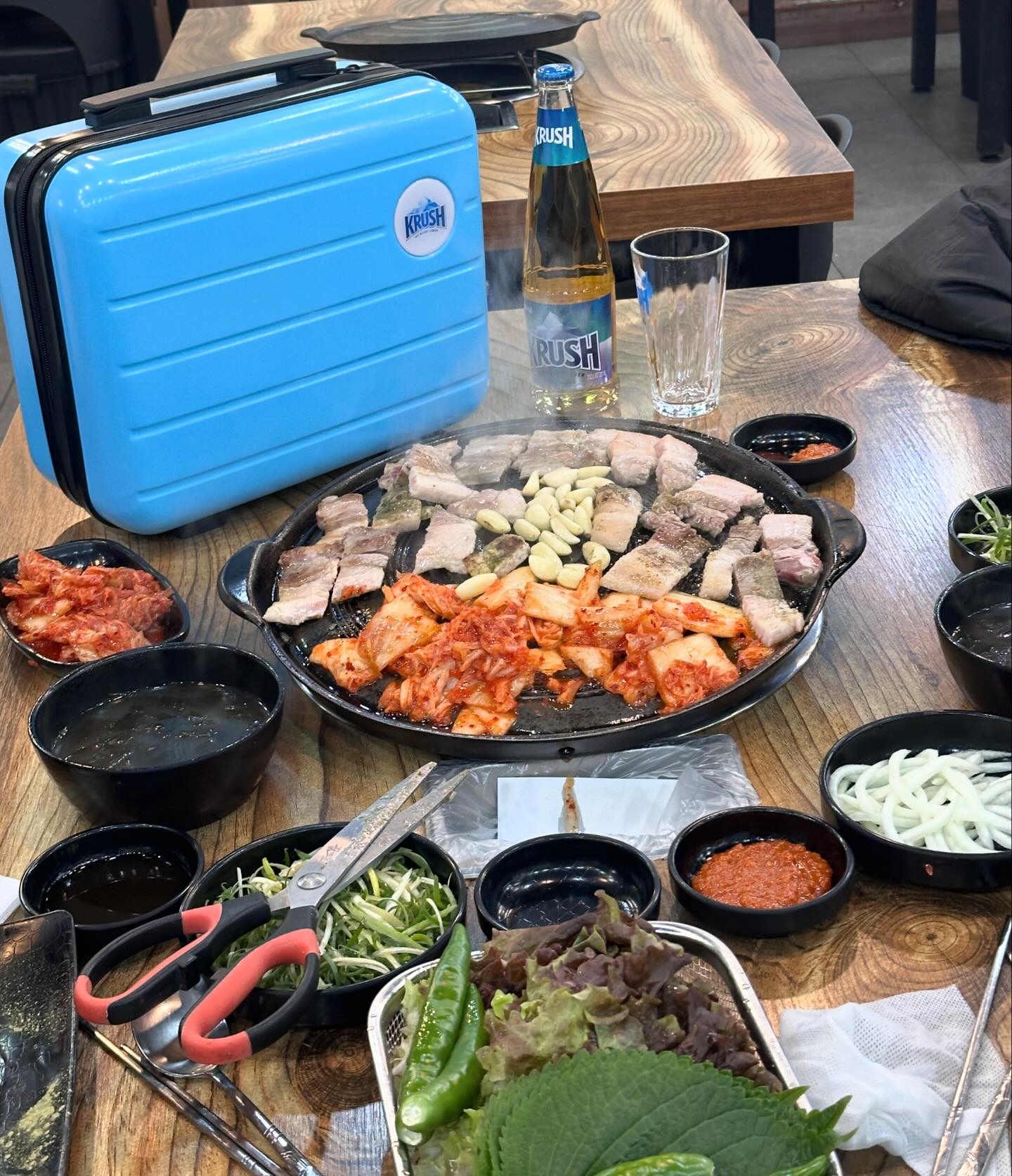 #광고 #협찬 #AD 
셀프 바베큐존!!
레디백에서 치링치링 빛나는 크러시 맥주를 꺼내드니깐 옆팀이 뭐냐고 여쭤보셔서 크러시라는 맥주라고 한입 권해드리자 입맛에 맞으셨는지 꽃향기가 나는 술이라고 하셨다
오늘도 나는 크러시 팬을 한명더 늘렸다 뿌듯♥(˃̶᷄‧̫ ˂̶᷅๑ )
크러시 레디백안에 사실 고기도 넣어올 수 있었는데 이것저것 담기에 너무 좋은 가방이었다💙

#크러시 #크러시맥주 #krush #krusher

*본 콘텐츠는 롯데칠성 주니어 마케터 크러셔 활동의 일환으로서 소정의 지원금을 받고 활동 및 작성된 내용입니다.

-알코올운 발암물질로 지나친 음주는 간암, 위암 등을 일으킵니다. 임신 중 음주는 기형아 출생 위험을 높입니다.
