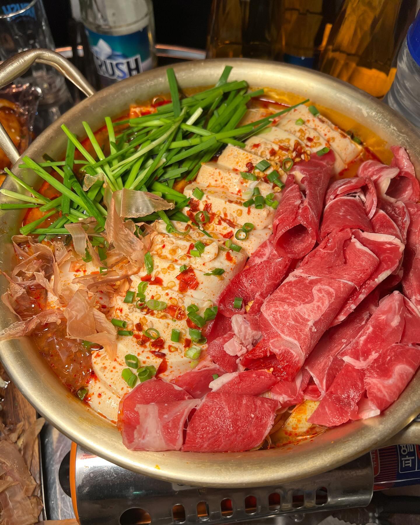 방이동에 완전 힙하고 레트로한 술집 
#우기식당방이점 다녀왔어요✨

단체이용 가능한 내부와 레트로한 인테리어!
게다가 먹어본 안주 모두 너무 맛있더라구요🔥
특히 저는 감자전이 맛있었어요💕
신상맥주 #크러시 맥주와 함께 먹으니 즐거움X100배
크러시맥주 요거 요즘 엄청 핫하더라구요
요번에 처음 마셔봤는데 순하고 맥주인데도 더부룩하지 않아
몇 병이고 무제한으로 마실 수 있겠더라구요❤️‍🔥

🏷️아롱사태 순두부전골 24,000
🏷️껍데기항정 24,000
🏷️쪼매특이한 감자전 18,000
🏷️우기주먹밥 4,000

▪️우기식당 방이점 wooki_sikdang 
▪️서울 송파구 올림픽로32길 22-5 1층
▪️월-금 18:00-02:00 토,일 16:00-02:00