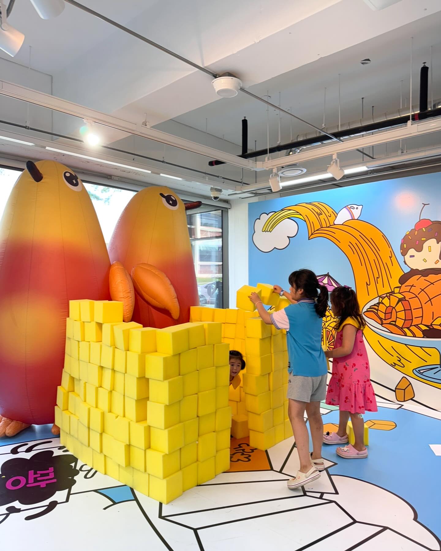 .
2000원의 행복으로 알차게 놀다온
상상캠퍼스 푸릇푸릇 프렌즈🍎🍋

공간마다 포토존도 있고 소소하게 체험거리
즐길거리 다양하게 있어서 엄마빠 안찾고
쉴 틈 없이 구경하기 좋았던

볼풀장이 제일 인기 많아서 오래 놀았네
옆 건물 카페가서 커피한잔 음료한잔
간식먹으며 책 읽고 뛰어놀면 코스 딱 좋아