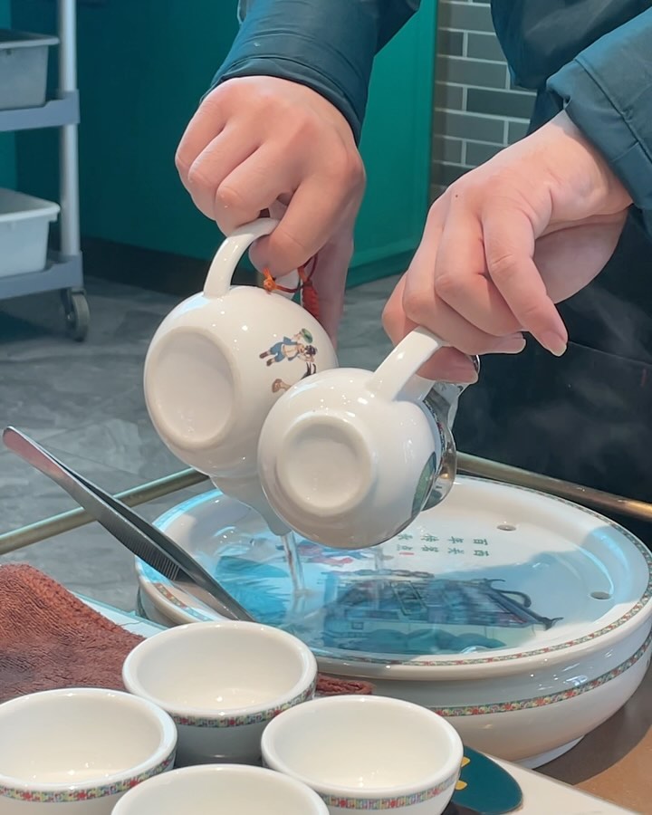 광동식 딤섬집 蘩樓 Fan Lou. 광동쪽은 먹기 전 그릇을 씻는 문화가 있어서 차를 주문하면 알바생이 다기를 뜨거운 물로 씻어줍니다. 찻잔은 너무 조그매서 한 오십오잔 정도 마신 것 같고.. 저 분홍 쫀득이 새우 딤섬도 생긴 게 북경오리껍질 같아 그렇지 땅콩소스 찍어 먹으면 쫀득하고 고소하고 너무 맛있어서 두 번 시켜 먹었습니다. 야채는 뭐 말할 것도 없이 뜨끈 아삭. 뜨거운 야채를 좋아하는 편.. 

그리고 싱가폴 음식점인 점보씨푸드. 유부야채말이와 낙지와 오이로 만든 에피타이져가 너무 상큼했고 코코넛튀김에 파묻힌 새우튀김과 망고 요거트 디저트가 정말 맛있었습니다.. 그런데 여기는 찾아보니 IFC몰에 있더라구요?! 하지만 메뉴가 많이 달라 실망😔

여하튼 중국 갔다 3kg 찌워 온 이야기 끝☆