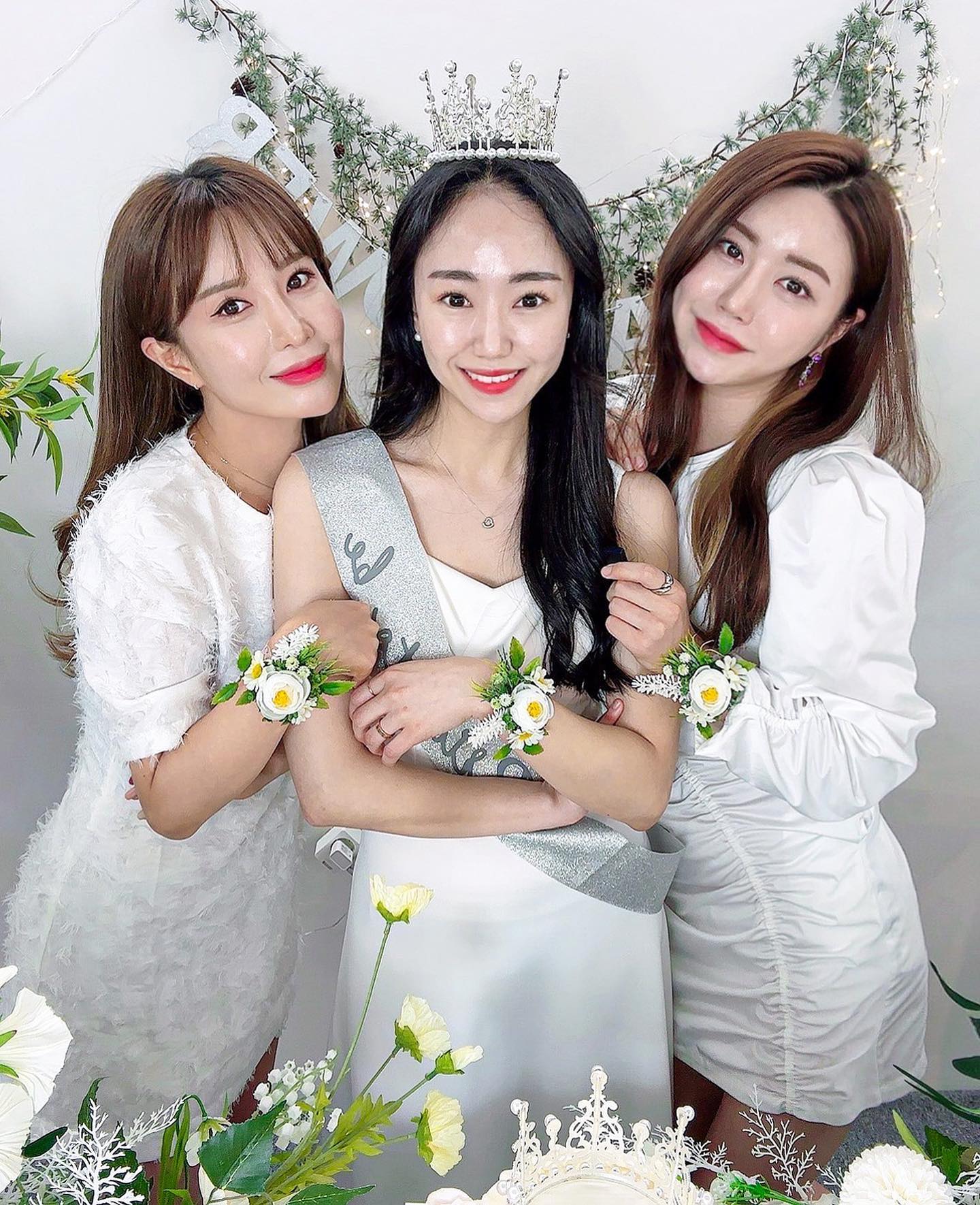 규비공주 브라이덜샤워 - 🤍
(신행갔다가 비행기 놓쳐서 공항노숙한 공쥬)
다들 예쁜척 어색해쥬거 ʘ̥_ʘ

그리고 파티는 역시 잇플 itpl_studio
연말연초파티 문의 마음껏 주세효 👆🏻