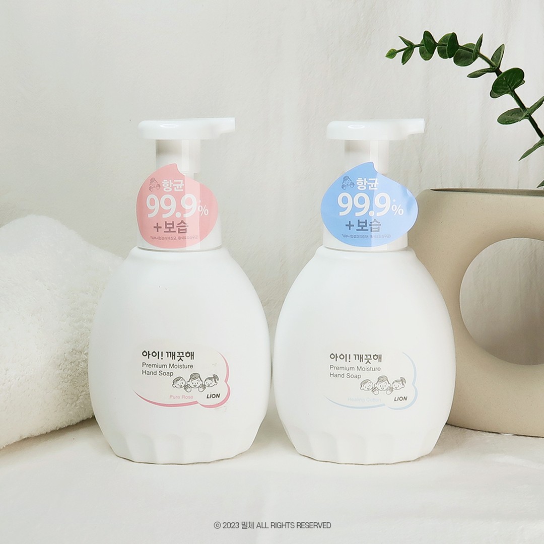 #광고 aikekute_official

리뉴얼로 더욱 새로워진
ALL NEW 아이깨끗해 프리미엄
모이스처 핸드워시

누르는 순간 거품이 나오는 포밍타입이라
편하게 손씻기 좋은 아이깨끗해 제품이에요
저희집에서도 몇년동안 꾸준히
사용할 정도로 즐겨 사용하는
제품중에 하나인데요😉😉

세정력은 좋으면서
수분 보호막을 형성해주기 때문에
손을 자주 씻는 분들에게 추천해요
진화된 항균 99.9% 파워로
오염된 손을 더욱 깨끗하게 만들어주기
때문에 안심하고 쓸수 있어요👍

독일더마테스트&민감성피부자극
테스트를 완료한거라 저처럼
피부 민감한 분들도
순하게 쓰기 좋다는거!!

여러분도 아이깨끗해와 함께
건강한 손씻기 습관을 길러보세요

#15그램 #15그램뷰티 #15그래머 #아이깨끗해 #핸드워시 #핸드솝 #핸드워시 추천 #핸드워시답례품