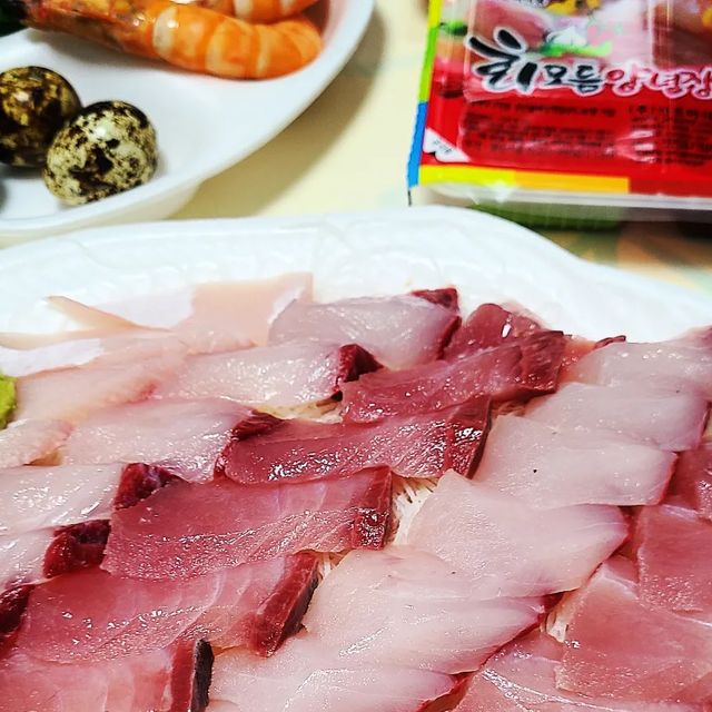 Lim J.Y on Instagram: "대방어철이 돌어왔다!! 아직 덜 여물기는 했지만 숙성시키니깐 아주 맛남!! 화요25도 하이볼도 술술 들어가고!! 직접 잡는거 못봐서 아쉬웠지만 사장님께서 다음번에 전화