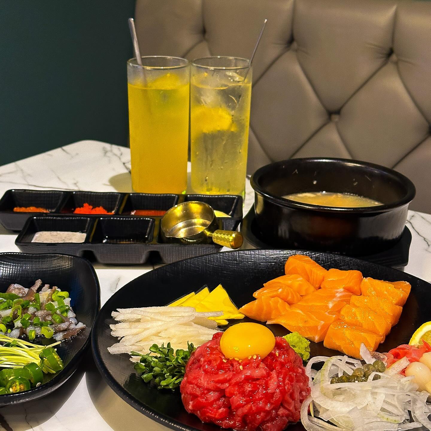 🥩[#육연탕] - 시험기간 끝나고 달려가야하는 술집 매력 3가지 

1️⃣ 1차와 2차를 한번에 해결 가능한 곳 
육회,연어,탕탕이를 가성비 좋게 먹을 수 있을 뿐 아니라 육회비빔밥, 물회, 막국수, 파스타까지 있어서 든든하게 허기를 달래고 본격적으로 달릴 수 있는 곳이에요 

2️⃣ 한입 가득 들어가는 두께감 
저는 육연탕(육회+연어+탕탕이) 세트를 먹었는데 연어를 이렇게까지 두툼하게 먹었던 적은 손에 꼽는거 같아요

3️⃣ 단체 예약 가능 
부경대 쪽문 1분 거리에 있어서 방문하기도 편하고 35명까지 수용가능한 규모여서 신입회 환영회나 쫑파티, 과회식때 방문하기에 딱이에요 

💲메뉴 및 가격:
-육연탕 세트 : 34,900원
-망고하이볼 : 8,900원

📍위치:
부산 남구 수영로322번길 50 1층

⏰영업시간:
매일 11:30 - 02:00
Breaktime : 14:00 - 16:30

☎️예약 및 문의:
0507-1398-4010

#부산맛집 #부산술집 #경성대맛집 #경성대술집 #부경대술집 #부경대맛집 #경성대육회 #종강 #종강파티 #경성대연어 #경대술집추천 #연어 #육회 #경대단체술집 #부경대단체술집 #맛집추천 #맛집리뷰 #먹팔 #먹팔환영 #먹팔해요 #먹스타그램 #술스타그램