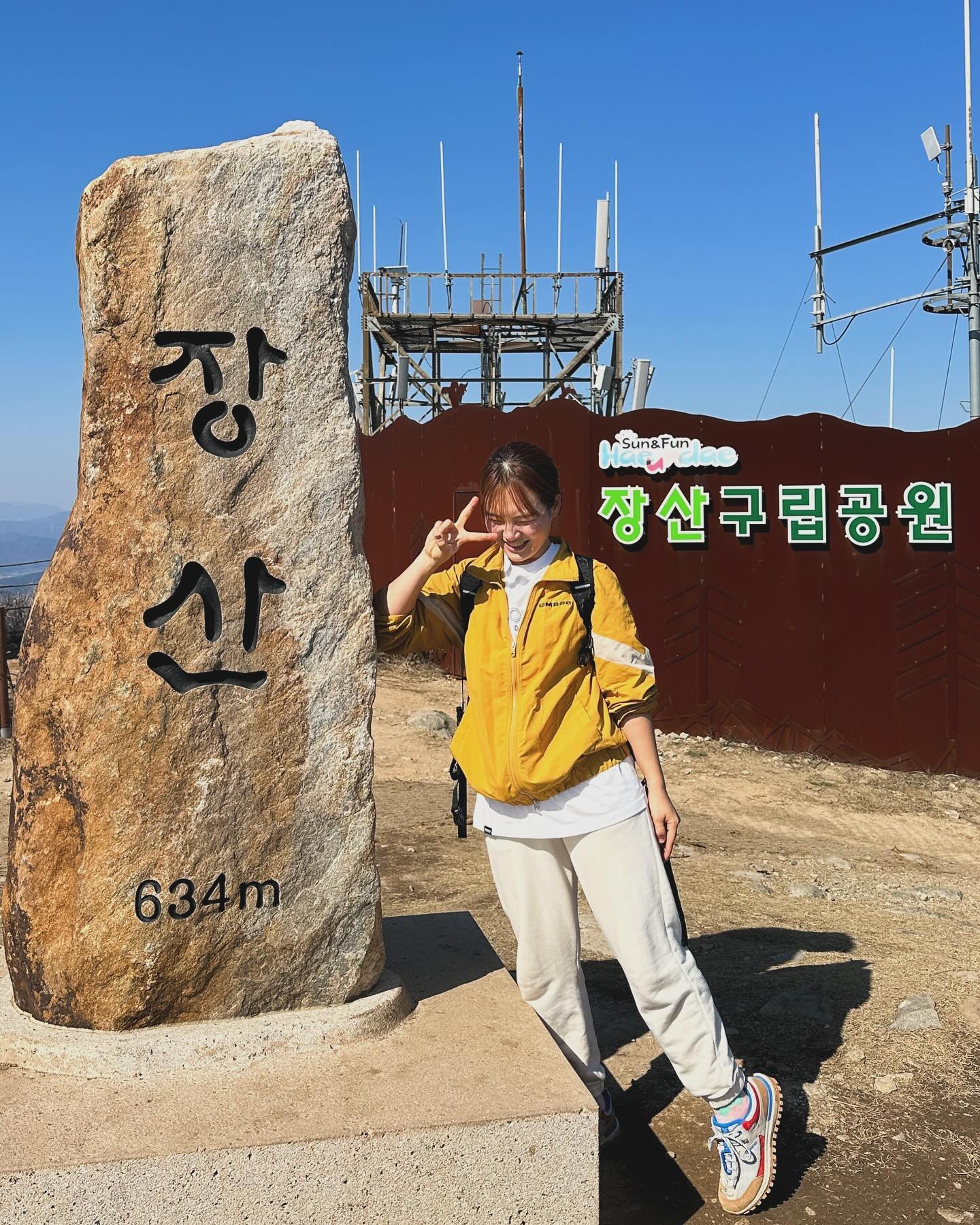 부산 해운대 장산⛰️

장산동국아파트에서 올라가는 코스 

계속 올라가는 코스이지만 중간에 돌들이 많이 깔려있는 산비탈도 보고 전망대도 볼 수 있어서 👍👍

군부대 안에 있는 장산 정상석은 오후3시까지

다음에는 절에서 올라가는 코스로 고고!!

⏰ 2시간30분(원점회귀)
🅿️ 갓길주차(경사가 높아서 주차 무서웠어요😂)

#부산등산 #장산구립공원 #장산