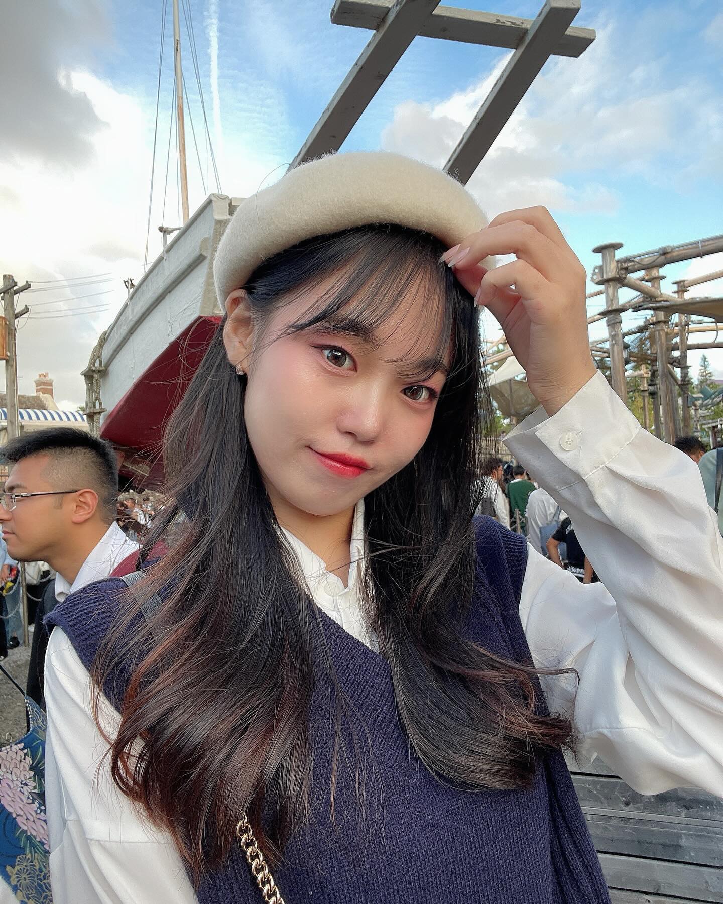 뒤에 있는 낭만이란 배 좀 태워줄 사람••🚢