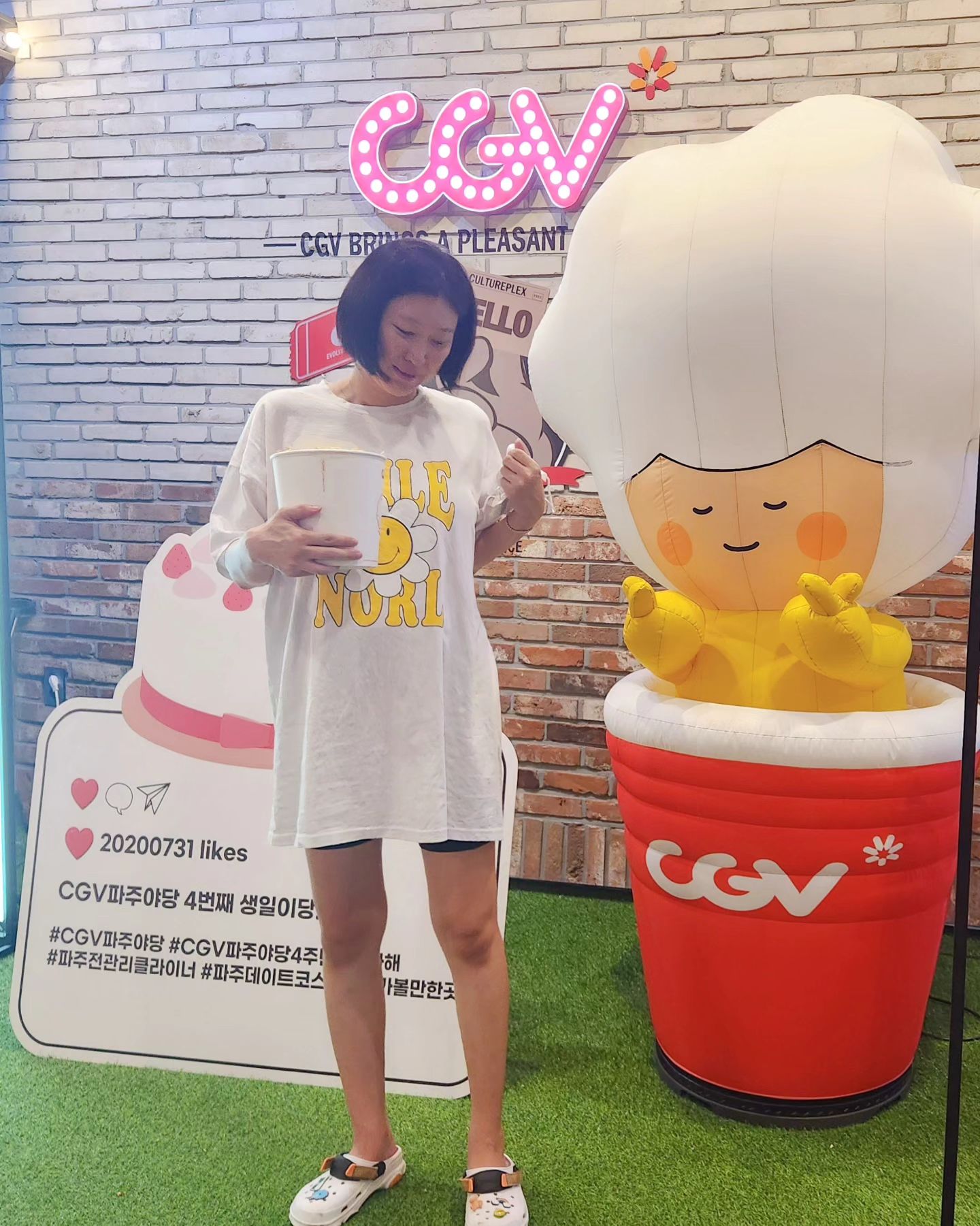 .
덥고 습한날엔 영화관이 최고👍
원래도 저희 부부는 영화관가는 거 
좋아했는데 새콤이달콤이 태어나기 전에
더더 열심히 다녀볼까합니당

파일럿~~ 예매했는데 기대기대😝
아! 동네 CGV가 4주년이라해서 사진 
한번 찍었는데~ 배불뚝이 임산부라
영 별로네요🤣🤣🤣
.
#10키로넘게쪘거든요
#몸무게앞자리두번바뀜 #숨쉬기도힘들다 
#그럼에도포기할수없는영화관
#CGV파주야당 #cgv파주야당4주년
#축하해 #파주전관리클라이너
#파주데이트코스 #영화파일럿
#옥이동이 #옥동부부 #부부스타그램
#달달한럽스타그램을가장한
#얼굴다팔려서이혼은안돼프로젝트
#더얼굴팔리게 
. 
#선팔하면맞팔가요
#소통환영 #팔로우반사 #맞팔선팔환영
#しんこんふうふ #新婚夫婦
