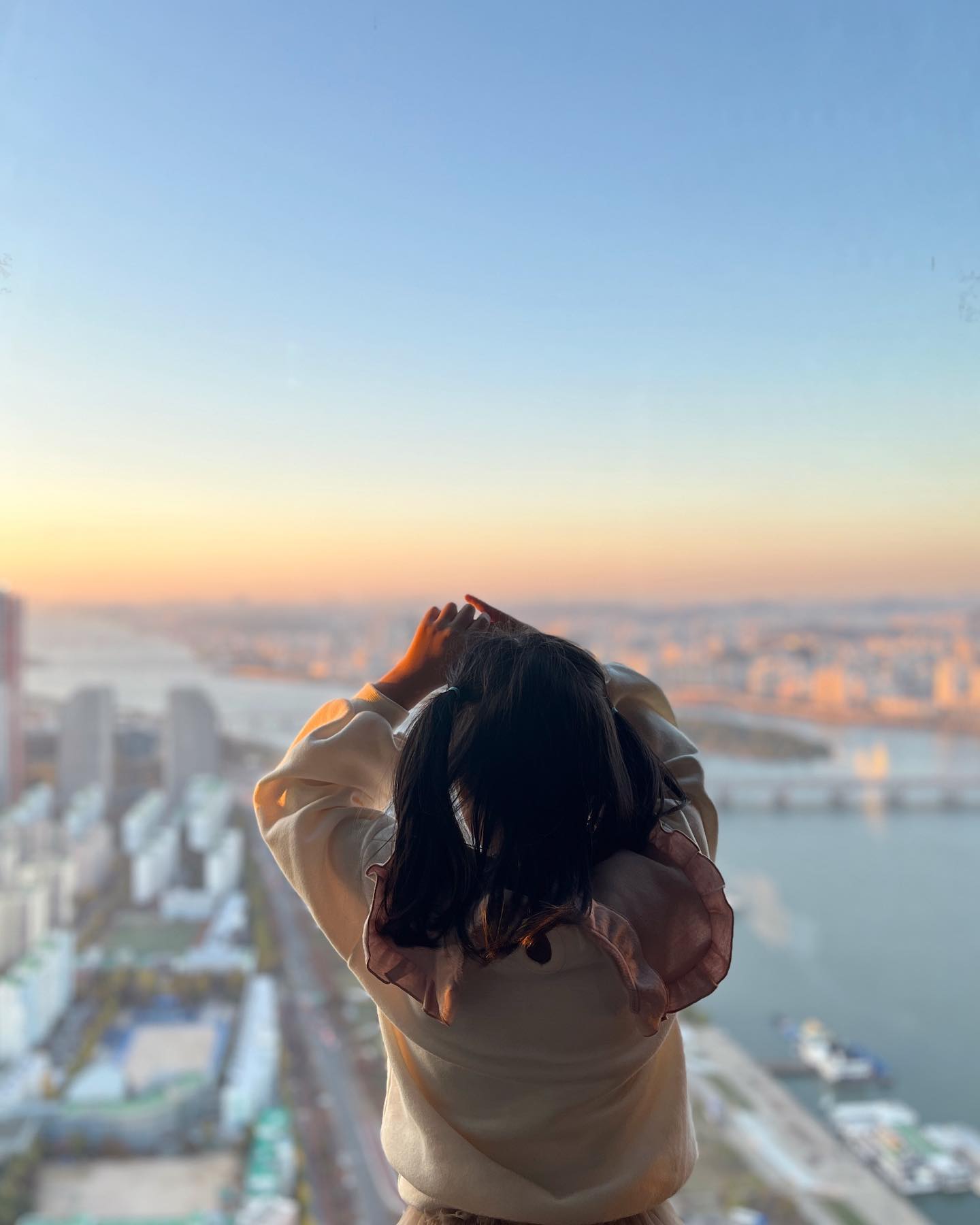 👨‍👩‍👧 10년만의 한양나들이의 최종 도착지. 63빌딩 전망대 :) 사실 롯데월드타워를 가려고했는데 - 아직까지 나의 기억속 서울의 상징적인 곳은 남산타워와 63빌딩이어서, 고민고민끝에, 내추억속은 아직 2012년 정도니까, 여기로 결정 😊
︎⠀⠀⠀⠀⠀
어떻게 건물이 60층까지있냐며 쉴새없이 조잘조잘,
높은곳도 무섭지않다는 나윤이가 좋아하니, 나도좋다 🤭︎⠀⠀⠀⠀⠀
마음씨좋은 커플을 만나서 가족사진도 찍고,
또 언제볼지 모르는풍경에 쪼~~금 센치해졌다 🤥︎⠀⠀⠀⠀⠀
⠀
작년올해 출장차 KTX땜에 용산역에
잠시 들른것 빼고는 서울행은 10년만.
︎⠀⠀⠀⠀⠀
태어나서 20살까지 송파구에 살았고
잠시 마포구에 자취까지..
총 22년을 서울에서 살았기에 나한테는 그냥 고향인데-

오빠랑 나윤이는 그저 신기해서 신났고,
나는 또 떠나려니 아쉽고 그랬더라는.
︎⠀⠀⠀⠀⠀⠀
두시간 남짓 보고 떠난 친구도 아쉽구,
가족과 함께한 타이트한 일정이라 연락조차 못해본채
못보고온 친구들도 아쉽고, 살던 동네도 가보고 싶었구
마천시장 소문난곱창도 먹고오고 싶었어서 아쉽구...︎
⠀⠀⠀⠀⠀⠀
너무 아쉬워하니까 오빠가 자주오자고, 약속해줌.
그동안 못온게 아니라 사실 안온거 라니까
오빠도 조금 놀라고 미안해 했다.

어찌됐던, 담에 올땐 대중교통 으로 오자 ... 🤥
︎⠀⠀⠀⠀⠀
친구들도 살던곳도 다 서울인데,
몇박씩 타지로 여행도 캠핑도 자주가면서
서울은 안왔던 이유는......

이효리님과 같다.
서울자꾸오면 집에내려가기 싫을까봐
ㅋㅋㅋㅋㅋㅋㅋㅋ # 익산이효리 
︎⠀⠀⠀⠀⠀
익산에 오자마자 얼마 못견디고
도망치듯 서울로 갔던 전적이 있는 나.
︎⠀⠀⠀⠀⠀
연애+결혼하고 익산에 발붙이고 잘 살았는데,
살짝 또 맘이 붕떴다. 답답해. 어색해.︎⠀⠀⠀⠀⠀
⠀
사는데 불편함없는 이곳이지만, 확실히 볼곳도
놀곳도 마음둘곳도 없는건 팩트 😭
︎⠀⠀⠀⠀⠀
⠀
집값얘기해주니까 로또1등되어도 서울은 살지는 말고
그냥 놀러만 자주오자고 했다는 이야기로 마무리.
︎⠀⠀⠀⠀⠀
⠀
이틀동안 운전만 엄청한것같은데,
교통체증 마저도 너무 좋았던 시간.
나는 또 이렇게 추억을 충전해서 몇달,몇년을 살아가겠지 :)

⠀⠀⠀⠀
# 덧셈을시작해볼게요
# 익산>서울랜드 (+휴게소) 3시간
# 서울랜드>의왕시 숙소 45분
# 숙소 > 점심식당 2시간30분
# 식당 > 63빌딩 1시간
# 63빌딩 > 익산 5시간
︎⠀⠀⠀⠀⠀
⠀
⠀⠀⠀⠀⠀⠀