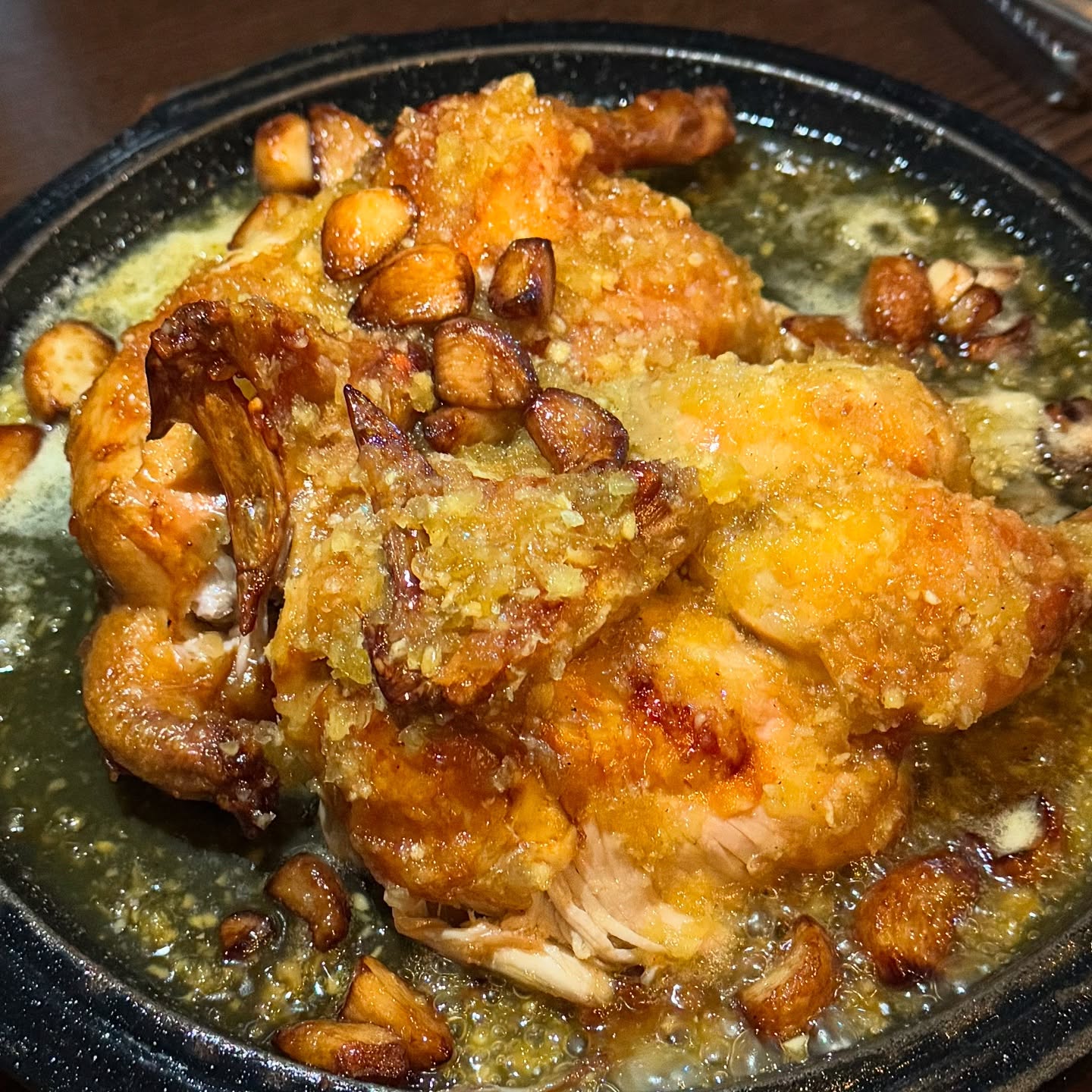 #협찬
울산 누룽지통닭이 맛있는 술집 #구도로통닭 삼산점🍗
다진마늘 듬뿍~! 고소하고 달콤한 마늘소스가
낭낭하게 올라가있는 달콤마늘통닭,
이것은 갈비인가 통닭인가~? 단짠단짠 왕갈비통닭
추운날 뜨끈한 국물요리 닭곰탕까지 호로록
내부도 넓고 대형스크린에 연말모임, 회식하기 딱 좋은곳👍🏻

#울산삼산맛집 #울산누룽지통닭 #울산치킨
#구도로통닭삼산점 #울산맛집 #리뷰노트