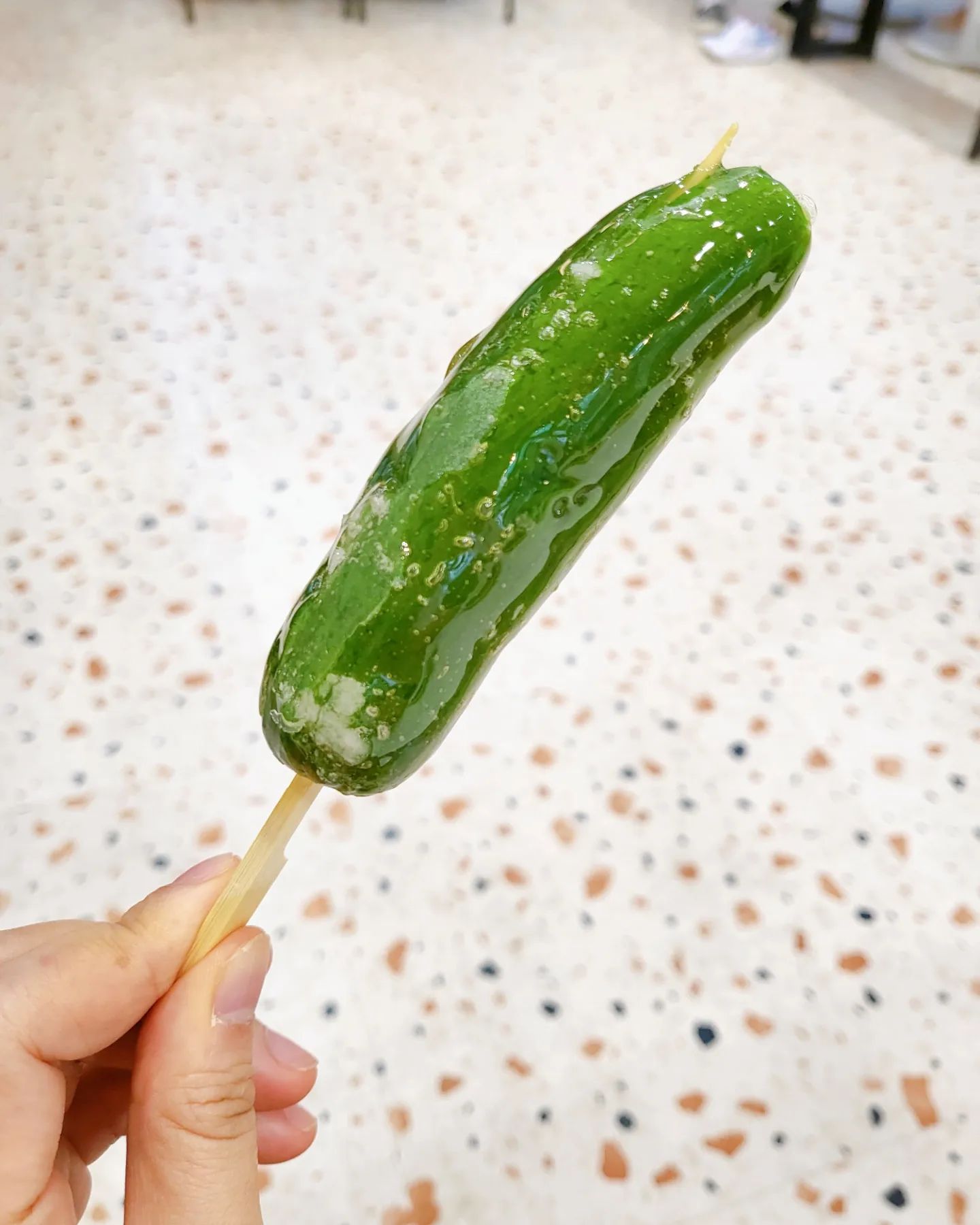 #영종도탕후루카페 #탕후루오마카세 먹으러 갔다가 #오이탕후루 에 반하고 옴🥒🥒🥒

그냥 오이가 아니라 미니오이라서 단단하고 아삭아삭💚💛 오이 자체가 신선하고 설탕코팅 더하니 맛도 식감도 최고🤑👽👽

탕후루오마카세는 주문 즉시 만들어 주다보니 뜨끈했음...탕후루는 시원해야 맛나는데😱💥💥 #달콤왕가탕후루 보다 설탕코팅이 두꺼워서 아쉬웠음🤣😅 

그래도 #생딸기탕후루 여름철인데도 딸기 알이 크고 실해서 맛남🍓🍓🍓 체리, 귤, 방울토마토, 파인애플, 청포도탕후루까지 한 번에 맛볼 수 있어서 추천☘️🍀

#탕후루카페 #영종도탕후루카페 #탕후루오마카세 #오이탕후루 #미니오이탕후루 #생딸기탕후루 #생딸기탕후루파는곳 #탕세권 #인천탕후루맛집 #탕후루맛집 #파인애플탕후루 #체리탕후루 #귤탕후루 #방울토마토탕후루 #토마토탕후루 #청포도탕후루