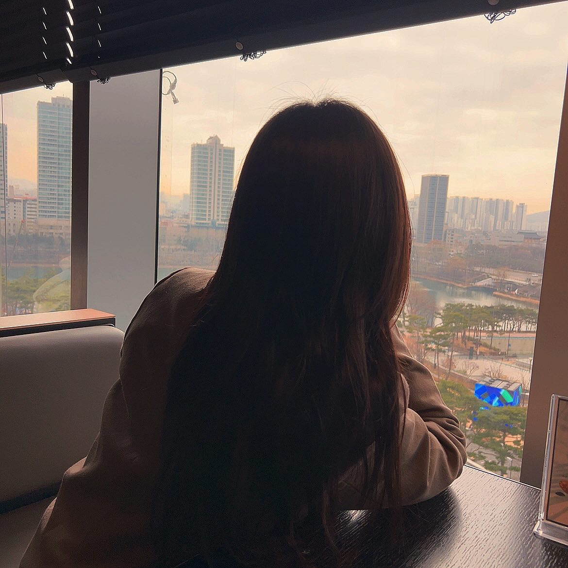 나도 석촌호수 뷰맛집✨

뜨끈한 #솥밥 생각나는 하루! 
요즘 추워서 그런지 
은짝이가  솥밥생각난다길래
다녀온 롯데월드몰 #하트파트 💕
여긴 말모 [몽탄 우대갈비솥밥] 이거 드세요✨

뜨끈한 솥밥위에 백탄숯에 구워낸
몽탄 우대갈비와 
와사비 과카몰리조합이 맛없없!
밖은 석촌호수 뷰맛집이라 저녁에 
분위기있는 데이뜨하기에도 딱이에요😆💖

롯데월드몰점이라 먹고 이것저것 
구경하기에도 좋고 영화관도 있어서
한식 데이트로 추천합니둥👏

📍하트파트 롯데월드몰점 
올림픽로 300 롯데월드몰 6층

#잠실 #잠실데이트 #석촌호수맛집 #뷰맛집 #잠실롯데월드몰 #데이트 #맛집 #솥밥 #한식 #우대갈비 #몽탄우대갈비 #갈비 #아이폰14 #좋아요반사 #좋반
