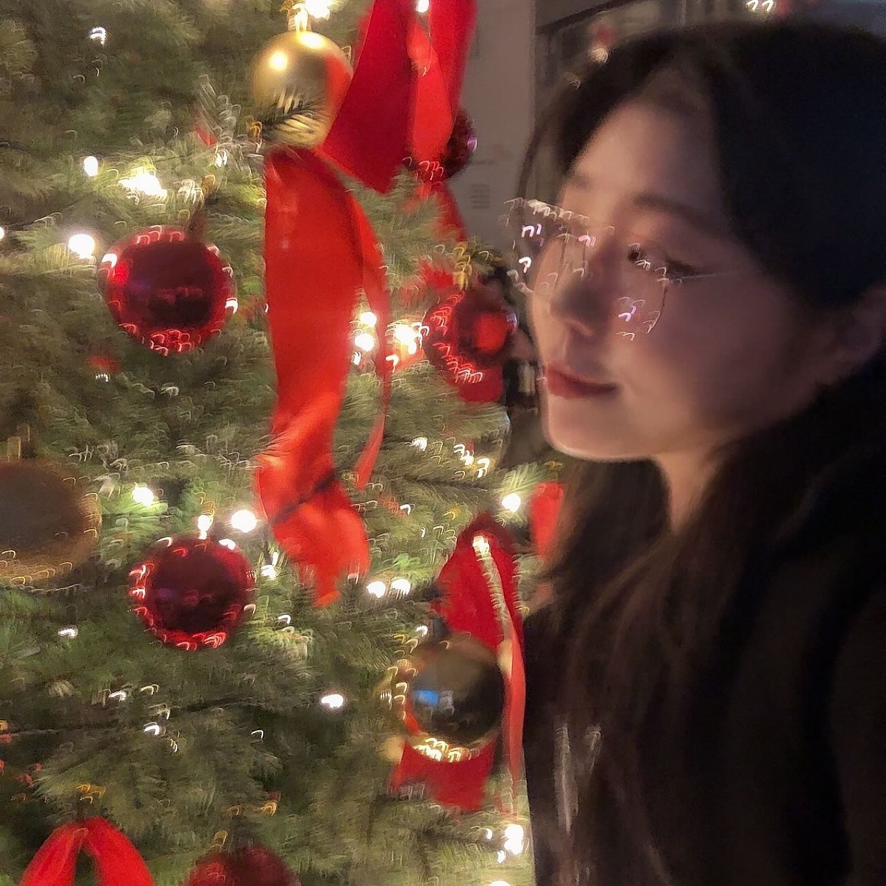 #부산 #전포동 #서면 #겟럭키 #🎄

📍겟럭키 getlucky_cafe 

⏰️ 영업 시간
매일 12:00 ~ 02:00 

💰 메뉴
뱅쇼🍷 9.0
토마토 하이볼🍅 10.0
바나나브륄레🍌 15.0

✨️차별점✨️
☝️ 여름부터 크리스마스 분위기를 즐길 수 있음 🎅🎁
✌️ 아기자기하고 화려한 크리스마스 소품을 판매🎈🛍️
👌 낮에는 카페☕️ 밤에는 와인바로 바뀌는 이색적인 곳🏡
🖖 정열적인 레드크리스마스의 정석인 레드트리❤️🥰
🖐 본인의 술잔에🥃 레터링을 할 수 있어 신선하고 재밌음🪄

📣 한줄평
밥먹고 크리스마스 분위기 즐기기 좋은 곳🎁🎄

✅️ 재방문 의사
🎗🎗🎗🎗🎗

🪧전포역 8번 출구에서 314m🚶

#마리_부산