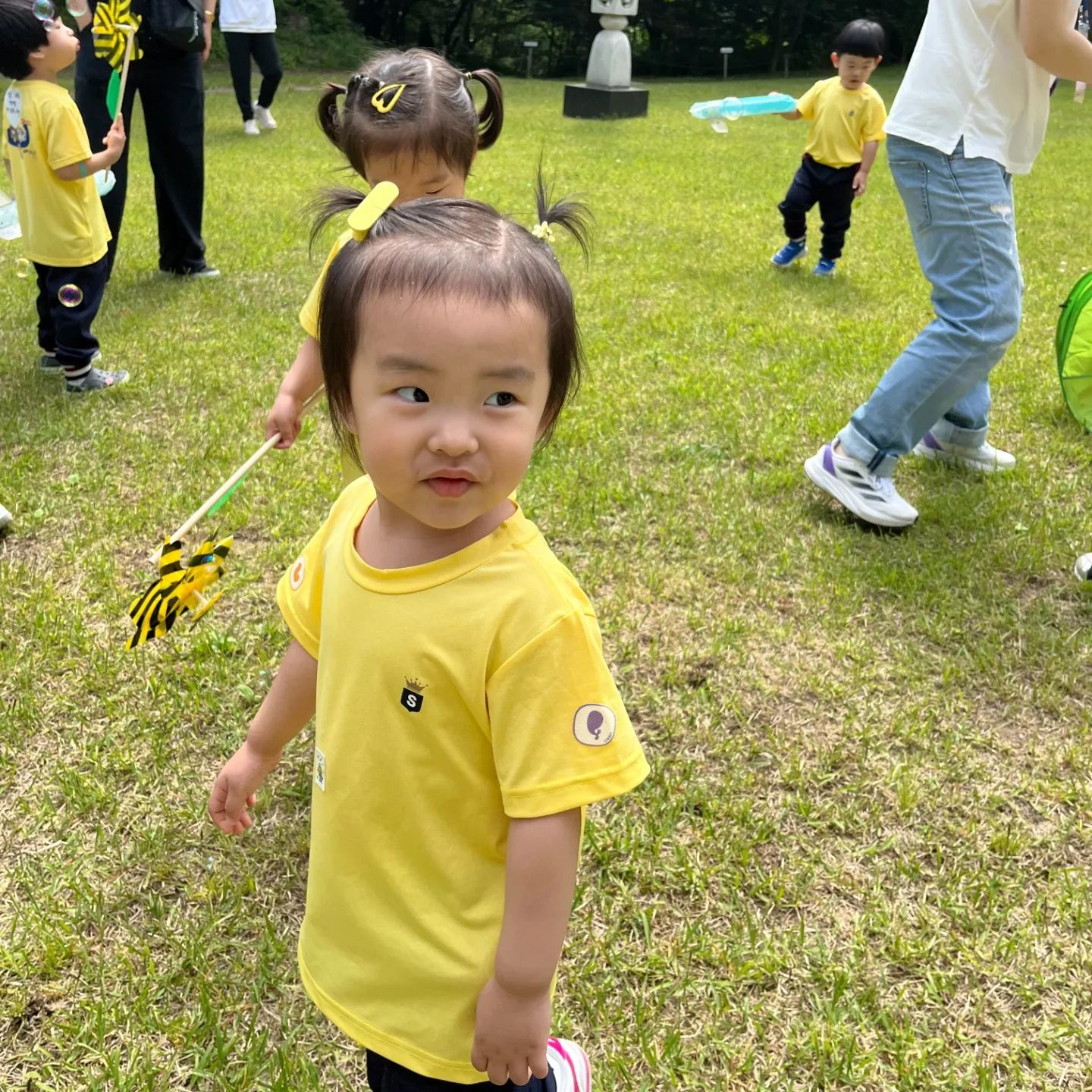 .
구염둥이 첫째 쮸리의 첫 소풍 ☺️
원복 거절을 격하게 했던 아침이었지만
걱정과는 다르게 잘해주었던 날 ❤️

#어린이집소풍 
#귀엽지만매웠던그녀