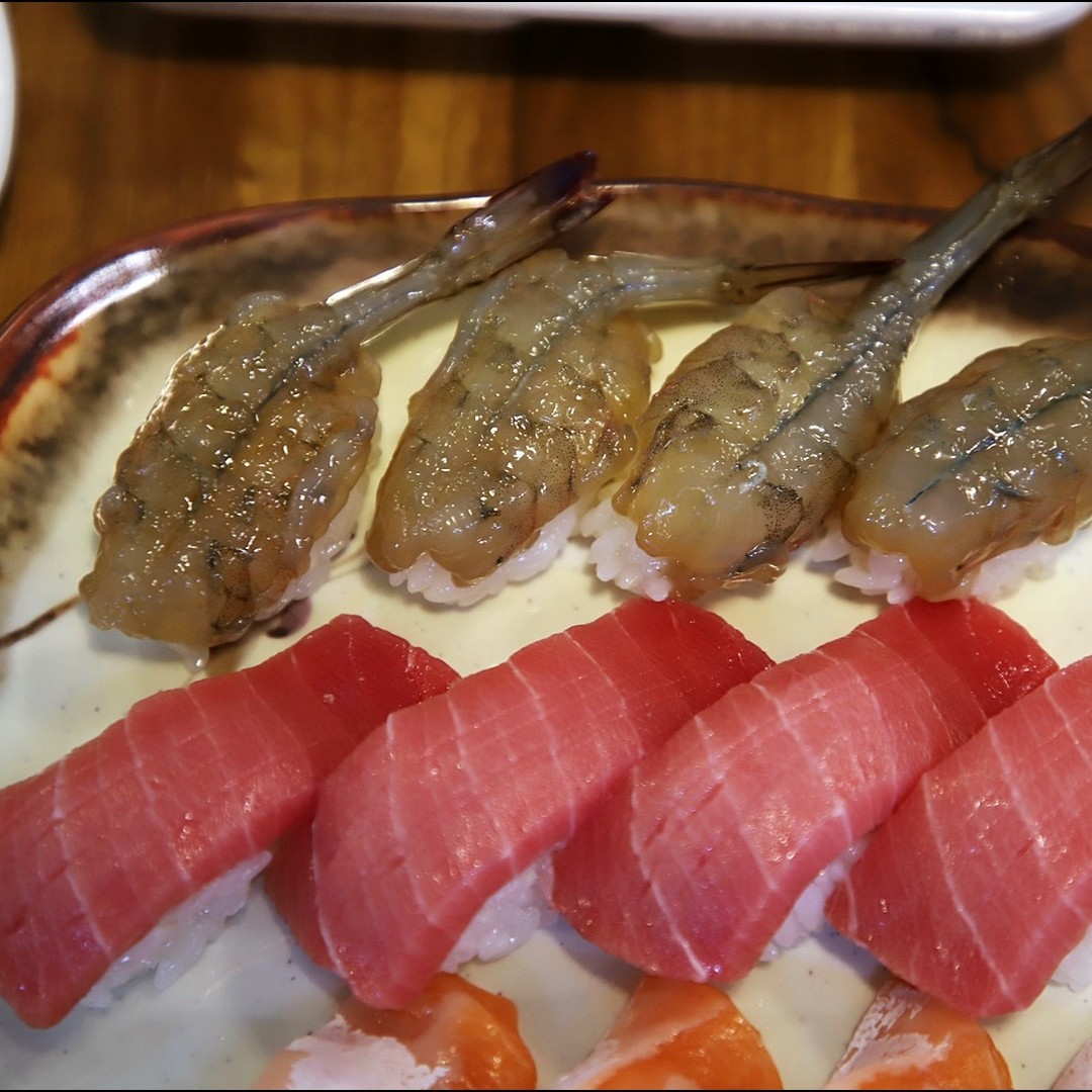 #광고
"신촌 온초밥 맛집의 가성비 "

신촌역 10분 #여우골초밥신촌점

✅좋아요,댓글,저장,공유 모두 감사합니다😄

오늘 가볼 맛집은 신촌에 위치한 온초밥 맛집 여우골입니다.
우선 여우골의 가장 큰 장점은 가성비 대박이에요!
초밥의 생명은 재료! 
여우골은 네타(회)도 싱싱한데, 샤리(밥)가 정말 좋아요.
양도 딱 적당하고, 은은하게 느껴지는 달콤한 향까지~
게다가 쉽게 접하기 힘든 따뜻한 온초밥에 가성비 좋은
참치회, 혼밥하기 편안한 매장 분위기까지~
가성비 좋고 입 안에서 살살 녹는 부드러운 밥맛을
느끼고 싶다면 여우골신촌점 추천드립니다.

----------------------------------------------

🔹위치 Where
서울 서대문구 연세로5다길 10

🔹전화번호 tel 02-6337-4988

🔔7sec_1meal 팔로우하고 더 많은 정보들 만나세요.

#신촌초밥 #신초초밥맛집 #신촌스시맛집 #여우골신촌점 #신촌역초밥 #신촌역맛집 #연대맛집 #서울초밥맛집 #서대문맛집 #신촌맛집 #초밥맛집 #온초밥 #이대맛집 #홍대맛집 #연어초밥맛집 #참치맛집 #맛집추천 #먹스타맞팔 #데이트코스추천