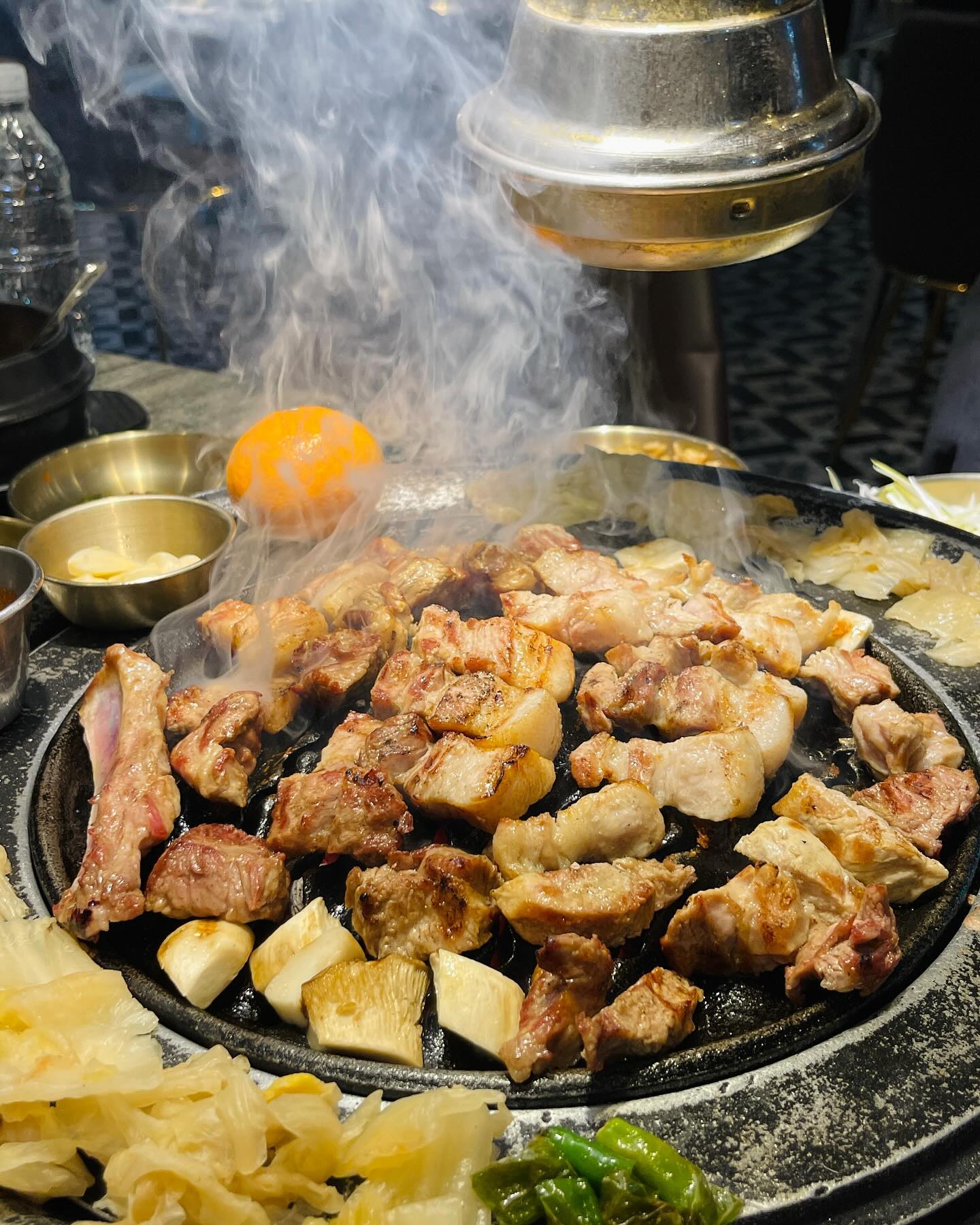 *협찬 기분이 저기압일땐 고기앞으로
첨단고깃집 양대산맥 중 하나인 퀸돈
모르는 사람 없겠지?
평일인데도 사람이 왜이렇게 많은지
저녁타임 지나고 갔는데도 하마터면 웨이팅 할뻔

✔️뼈목살(450g) 40,000원
✔️삼겹살(200g) 18,000원
✔️된장술밥 8,000원

제주도 삼다수 먹고 자란 탐라애돈을
480시간 초저온숙성시켜 나오니
이거 맛없으면 반칙이잖아.

도톰한 고기 육즙 한방울 잃지 않도록
직원분께서 맛깔나게 구워주시니
냠냠쩝쩝 맛있게 먹기만 하면 되니 좋고
고기랑 곁들일 기본찬 구성도 좋은데다가
사이드 메뉴도 훌륭한편이라 추천할게!

📍퀸돈 광주첨단점
▫️광주 광산구 첨단중앙로116번길 33
▫️매일 11:30-24:00 *B.T 15:00-16:00
-
#첨단맛집 #광산구맛집 #광주첨단맛집 #광주광산구맛집 #광주광산구맛집추천 #광주광산구맛집리스트 #첨단고깃집 #첨단고깃집추천 #퀸돈 #퀸돈광주첨단점