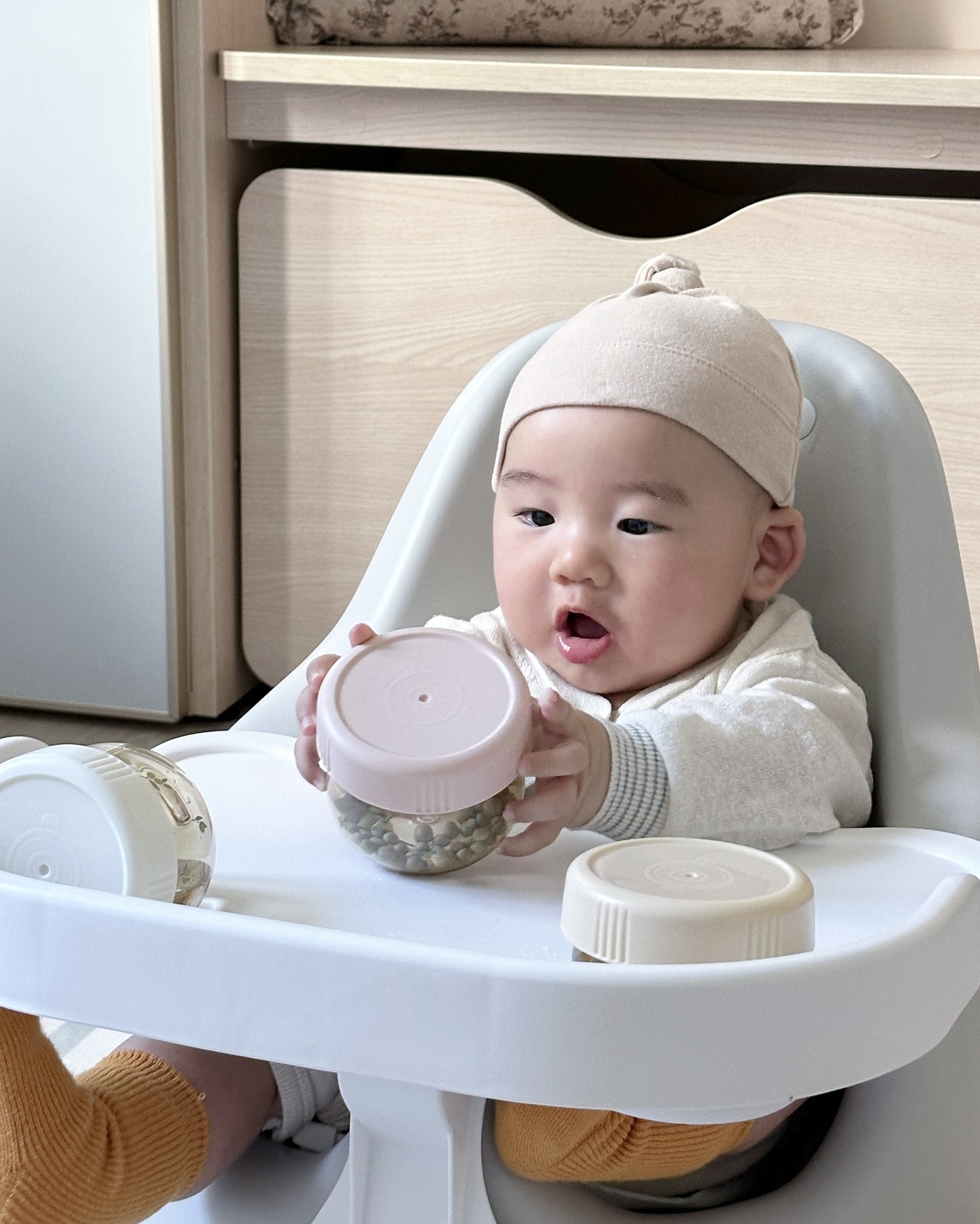 140일아기 이유식 준비완 ✨

당장이라도 맘마주면 
옴뇸뇸 그릇까지 다 씹어먹을기세인 뽀동이

그로미미 150ml 용기로 미리 준비했는데
의자에 앉아서 이미 그릇째 씹어먹고 있어요ㅎㅎ

예행연습(?)으로 
콩하고 물을 담아 장난감으로 주었는데
진짜 좋아하죠 ◡̎ 

아무리 던지고 던져지고 
떨어져도 물 샘 없이 
오늘 아주 만족스러윤 놀이했어요