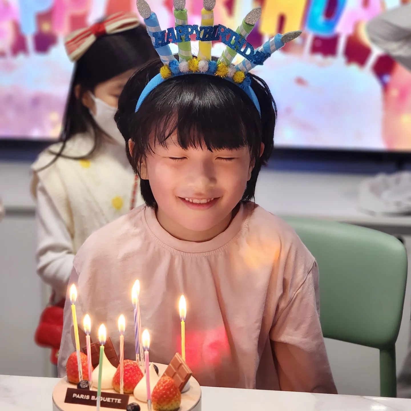 #두찌생일

식구들이랑은 전야제하고
친구들이랑 생일파티가 메인😅

파티도 생일선물인거 이해하려나ㅎㅎ
엄마 나름 노력했는데ㅋ

대관해서 노니까
확실히 더 심신이 안정되긴하더라ㅎㅎ;;
아이들도 편히 잘 놀고.

**
마음 키우느라 은근 고생 많은 두찌..
속은 여린거 아는데
엄마가 자꾸 까먹는다...
어쨌든 하나는 참아야 하고,
그건 엄마여야 할텐데....💦

앞으로도 심신 단련을 게을리하지 않을게😳

막 날아오를만큼 좋은 것 같은데
웃참이 웬 말이니;; 
많이 솔직해졌는데....
더 솔직해지자ㅋ 
괜찮아~괜찮아~

**
오늘 셔니 축하해준
친구들, 형아들, 이모들
모두모두 고마워요~
진짜진짜 고마워요~~~

#구미맘 #형제맘
#육아스타그램
#생일파티
#뉴키즈온더스카이키즈카페
newkidson_thesky