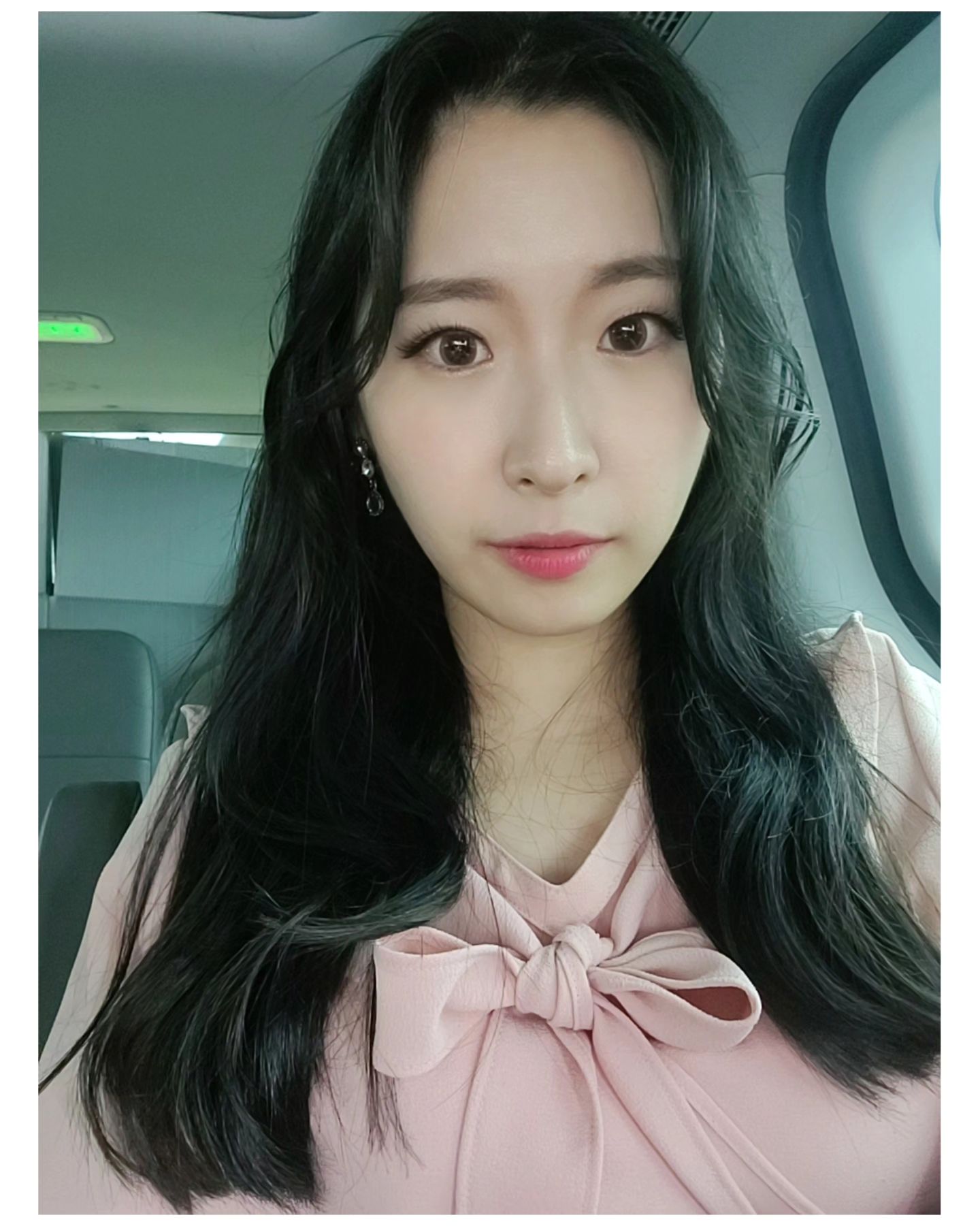 2023.09.25 월요일
만 29세 진짜 마지막 20대 ㅎㅎㅎ
미성숙한 나의 존재를 어떠한 부정도 없이 오로지 사랑으로 가득 채워지는걸 느끼게 해준 사랑스러운 사람들에게 더할 나위 없이 감사했던 생일❤️
생일날 하루종일 연습하느라 쉬지 못하여 아쉬울 법도 하지만, 생일에 내가 하고싶은 일을 한다는 것은 축복이니 감사하자🙏 
그래서 생일 당일날 사진은 없지만...🤣 (저녁시간에 재령언니가 샐러드플렉스 해주셨는데 사진을 너무 못찍음..🥲)
주말에 미리 받은 고기밥상과 오늘 행사 끝나고 머리 다 풀린 사진이라도🤭
.
#생일 #내생일 #생일스타그램 #HBD #만29세 #행복❤️ #행복합시다 #모두행복하세요