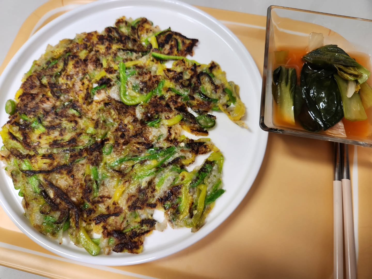 몇 달 전부터 아빠가 같이먹는 저녁시간이 줄어
현서 재우고 야식챙기는 날이 많아짐

1. #야식  #호박전 #청경채동치미
2. #소고기미역국 생강듬뿍 #장어구이 
3. #냉모밀 #고추참치주먹밥 
4. 김치콩나물국 남아서 #김치콩나물죽 
5. 야식 #잔치국수 
6. #유부우동 
7. 같이먹는 저녁 나물이 너무많아 #비빔밥 
8. #도가니탕 #쭈꾸미볶음 
9. #삼계탕 #죽 
10. #콩비지찌개 #소세지부침 

#소박한밥상 #집밥 #집밥스타그램 #온더테이블 #한식밥상