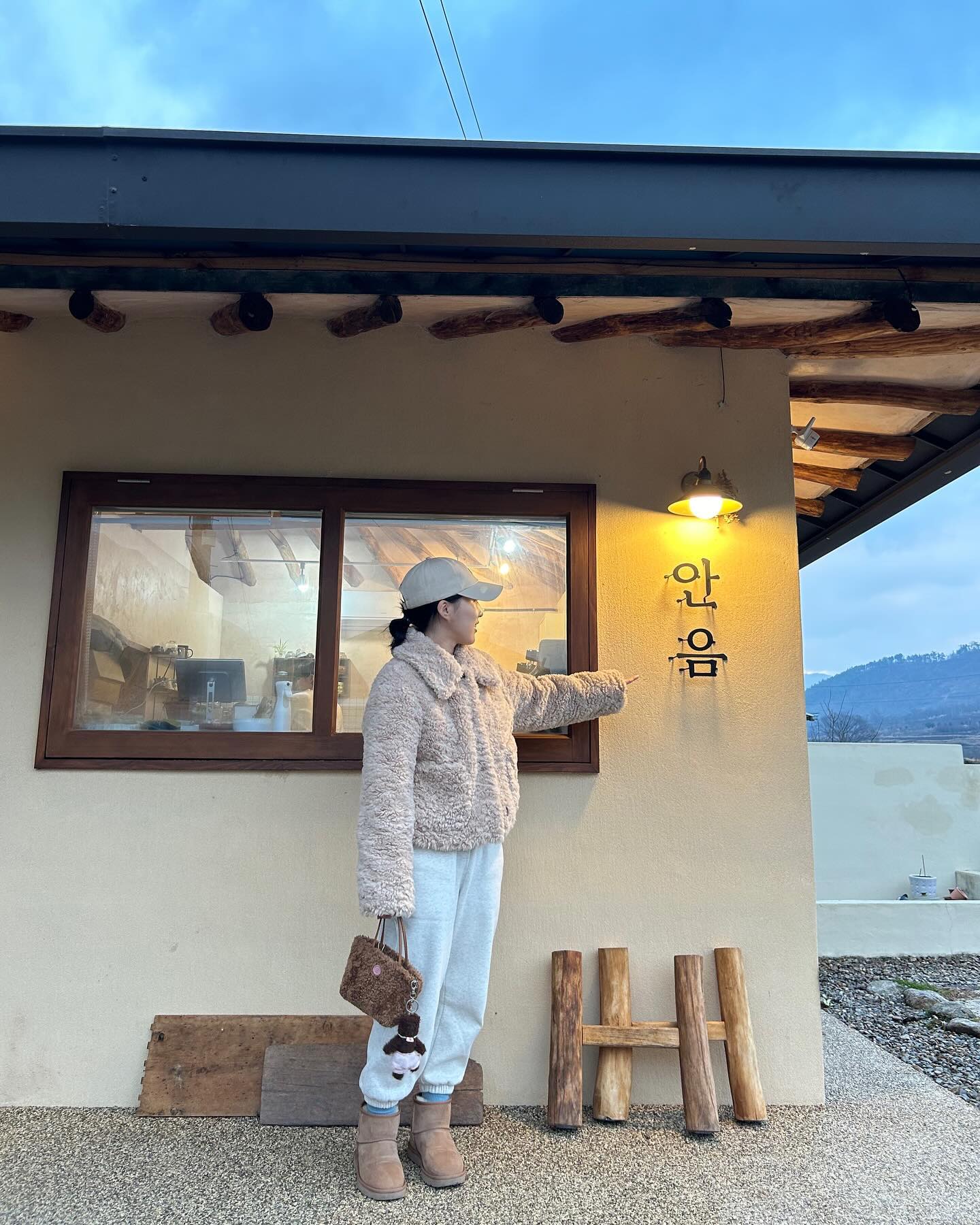 구례카페ㅣ‘안음’카페

🏡 _aneum 

구옥을 개조해서 만든 카페에 개인적으로 관심이 많아서 자주 찾아가는 편인데, 근래에 가본 곳 중에 제일 관리가 잘 되어있고 구옥인테리어에서 느껴지는 특유의 아늑함이 낭낭🤎 남편도 여태 갔던 곳 중에서 제일 예쁘다고 인정한 #구례카페 #카페안음 

▪️영업시간 11:00-18:00
▪️매주 화요일 정기휴무
▪️전용주차장 O
▪️냥이친구들 있음🐈🐈‍⬛